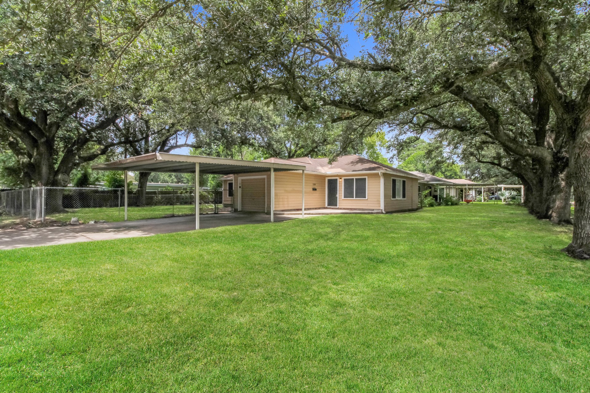 1108 W Camp Circle Property Photo 1