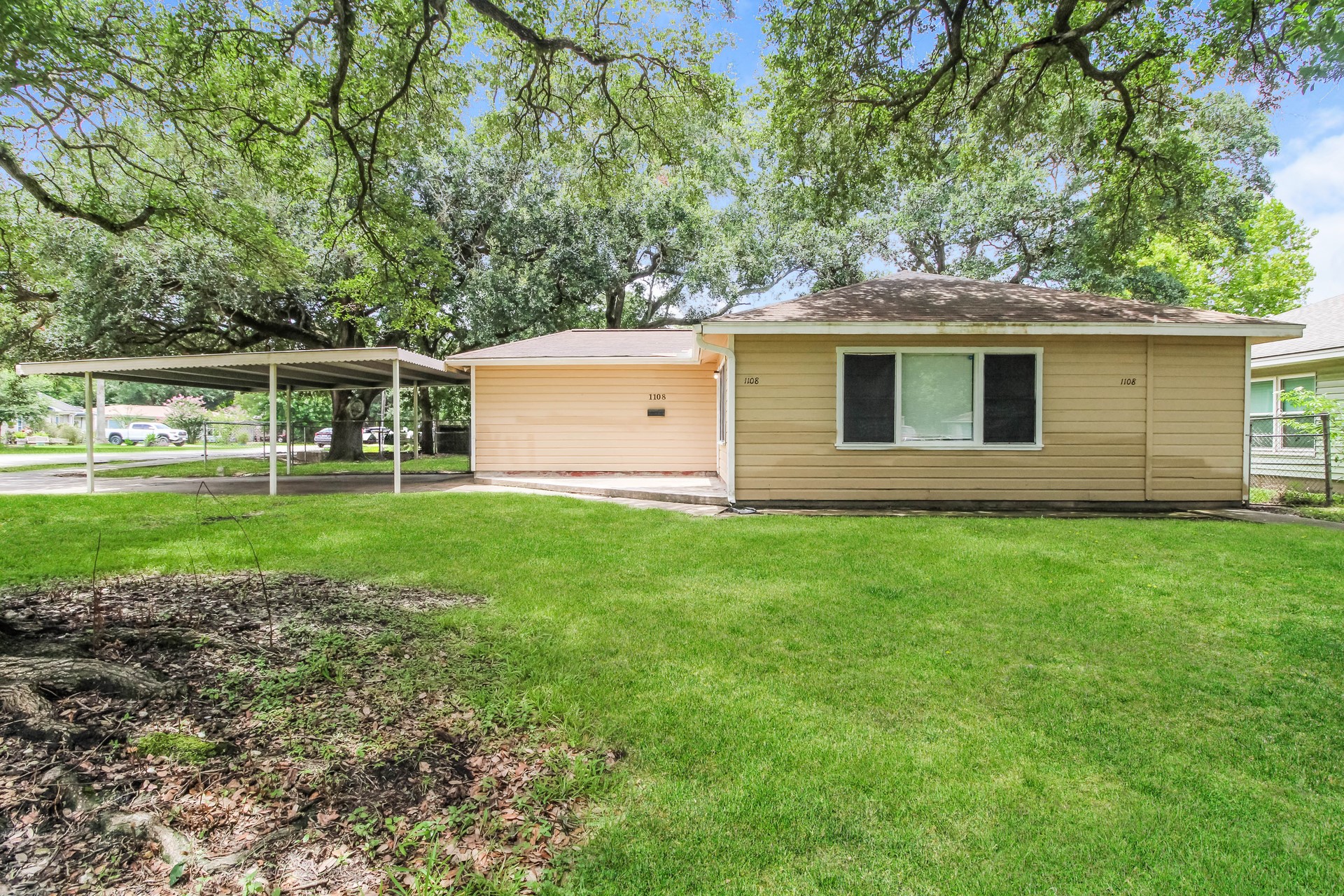 1108 W Camp Circle Property Photo 2