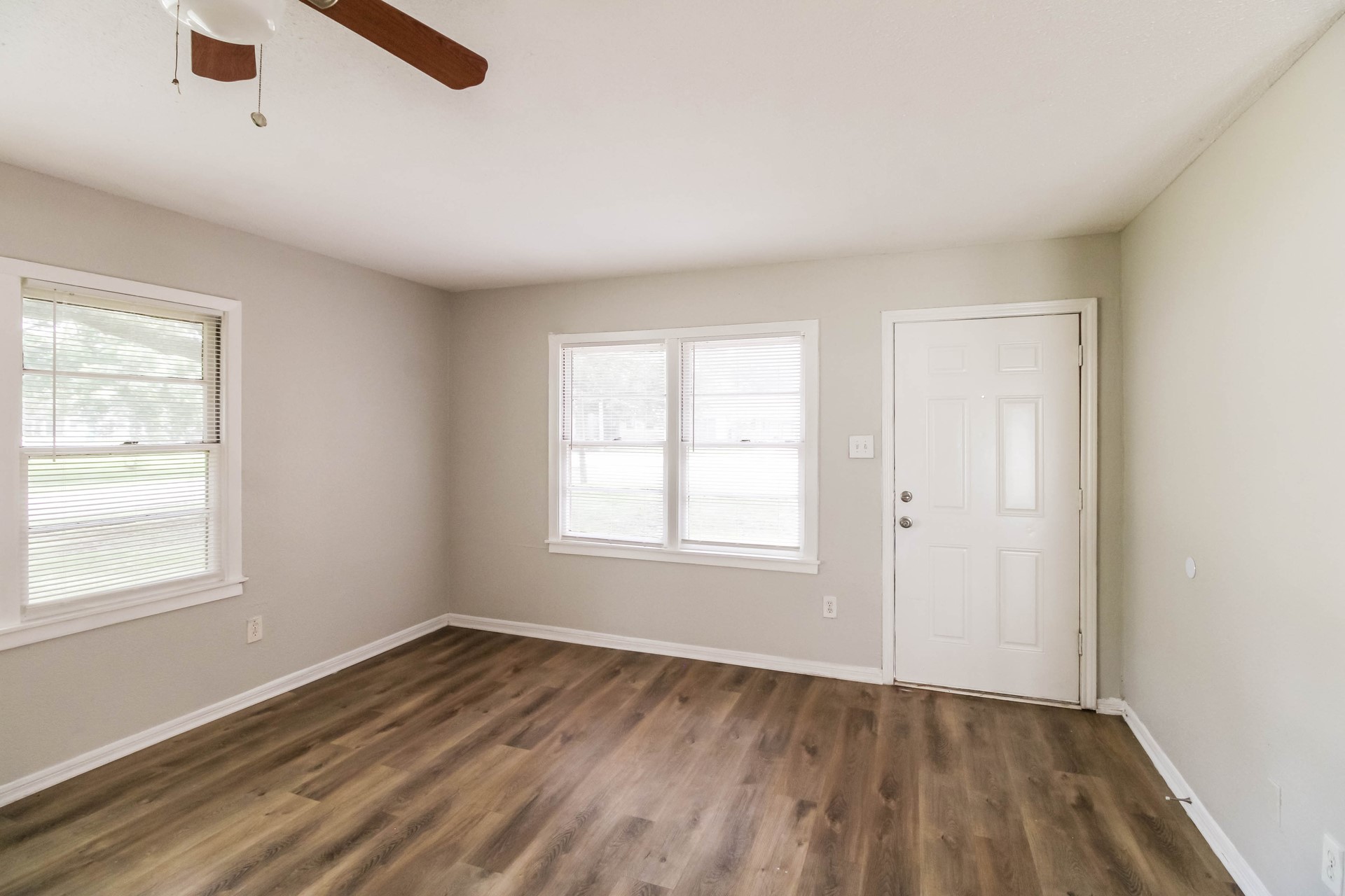 1108 W Camp Circle Property Photo 4