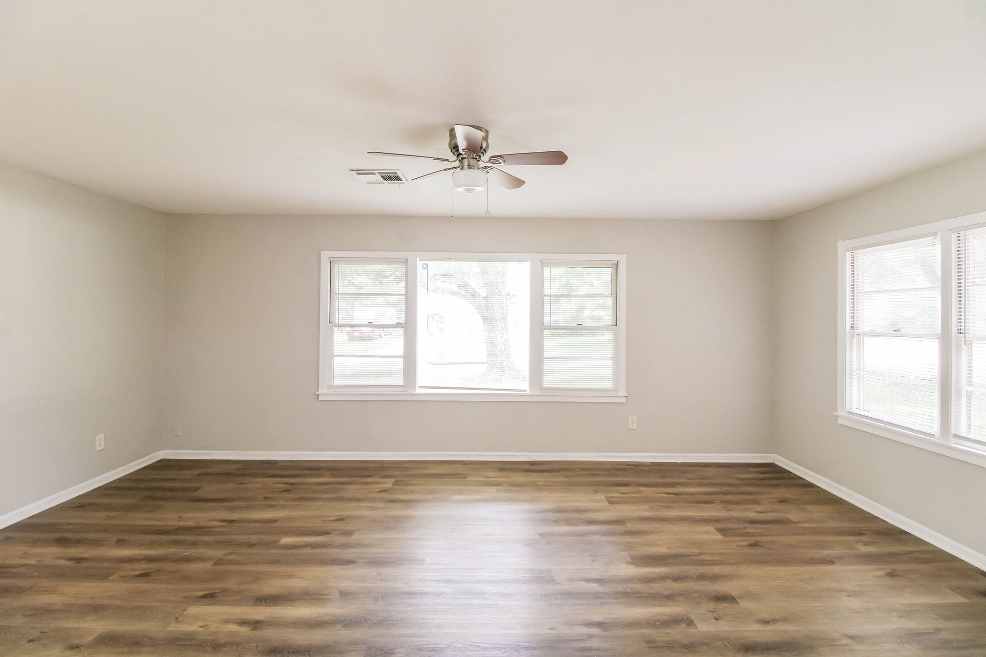 1108 W Camp Circle Property Photo 6