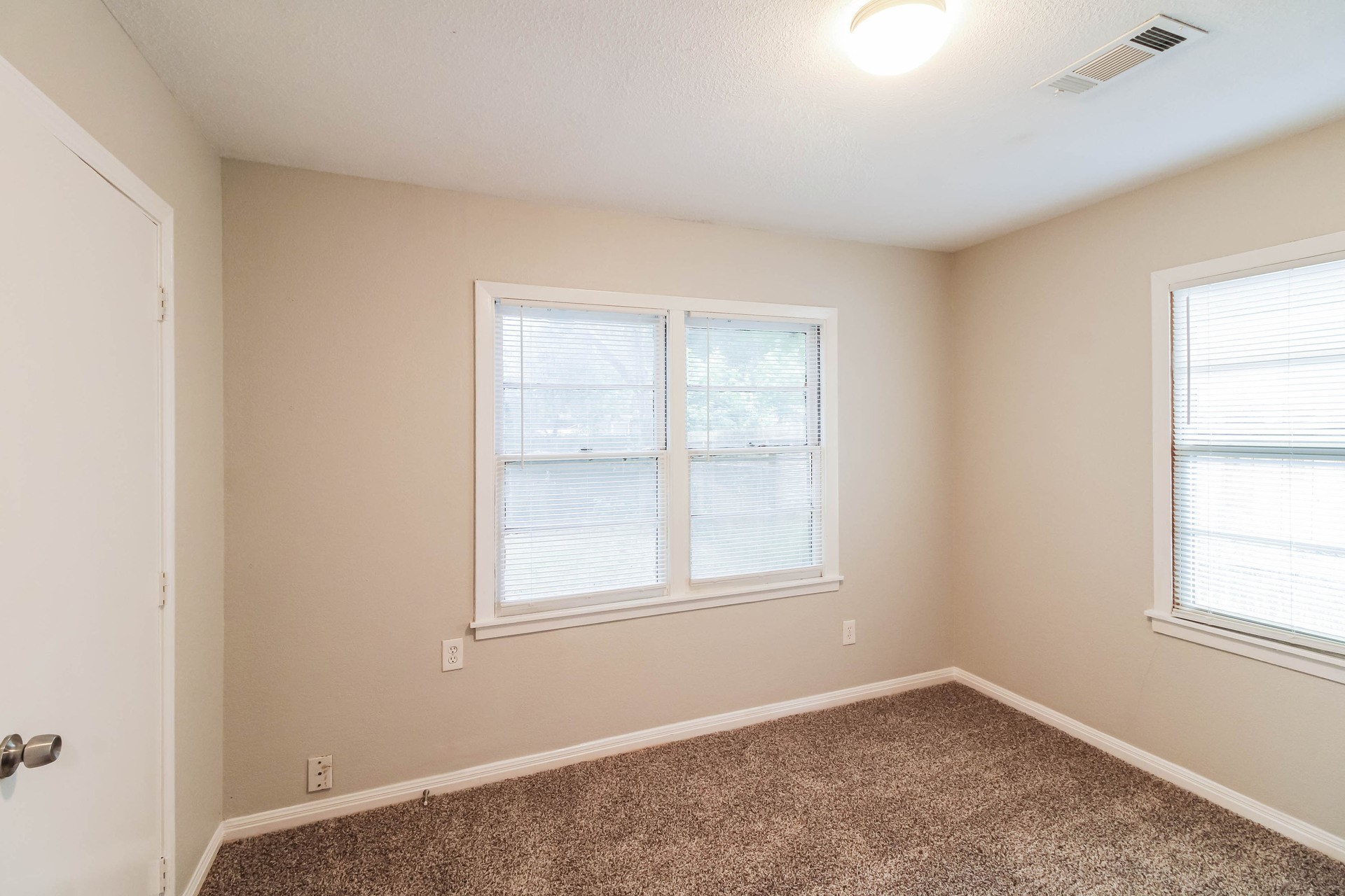 1108 W Camp Circle Property Photo 10