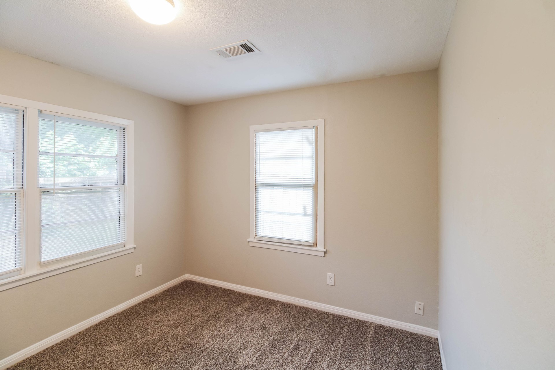 1108 W Camp Circle Property Photo 12