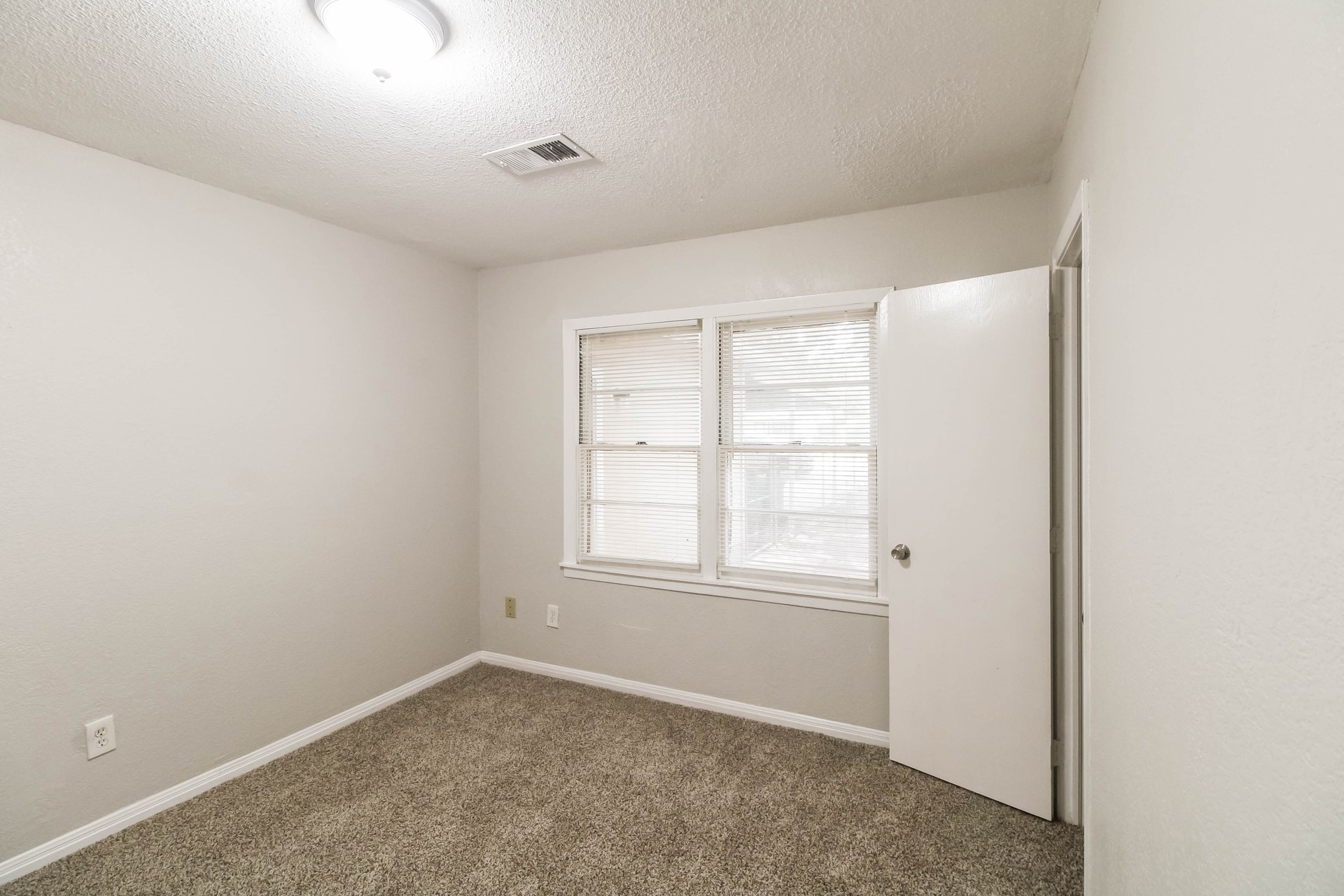 1108 W Camp Circle Property Photo 13