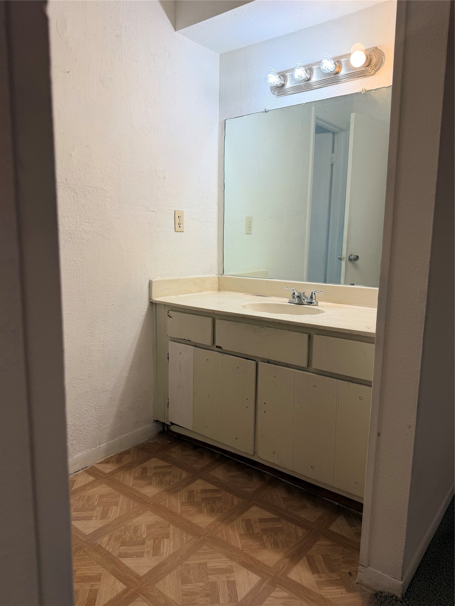 5602 Easthampton Drive B Property Photo 8