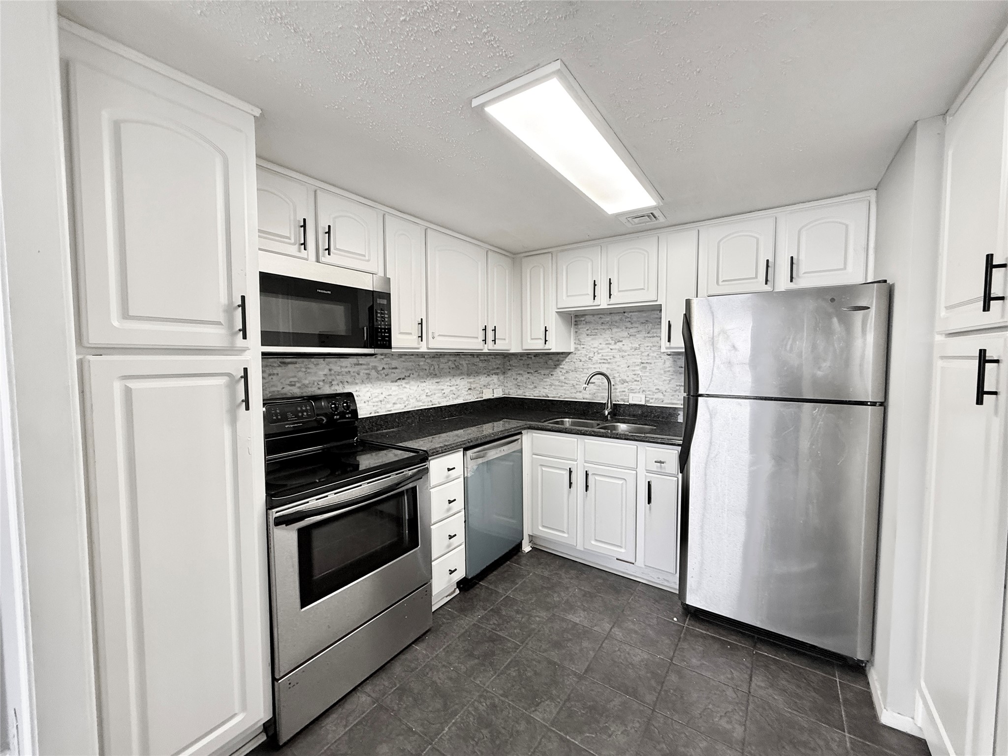 2016 Main Street 2204 Property Photo 2