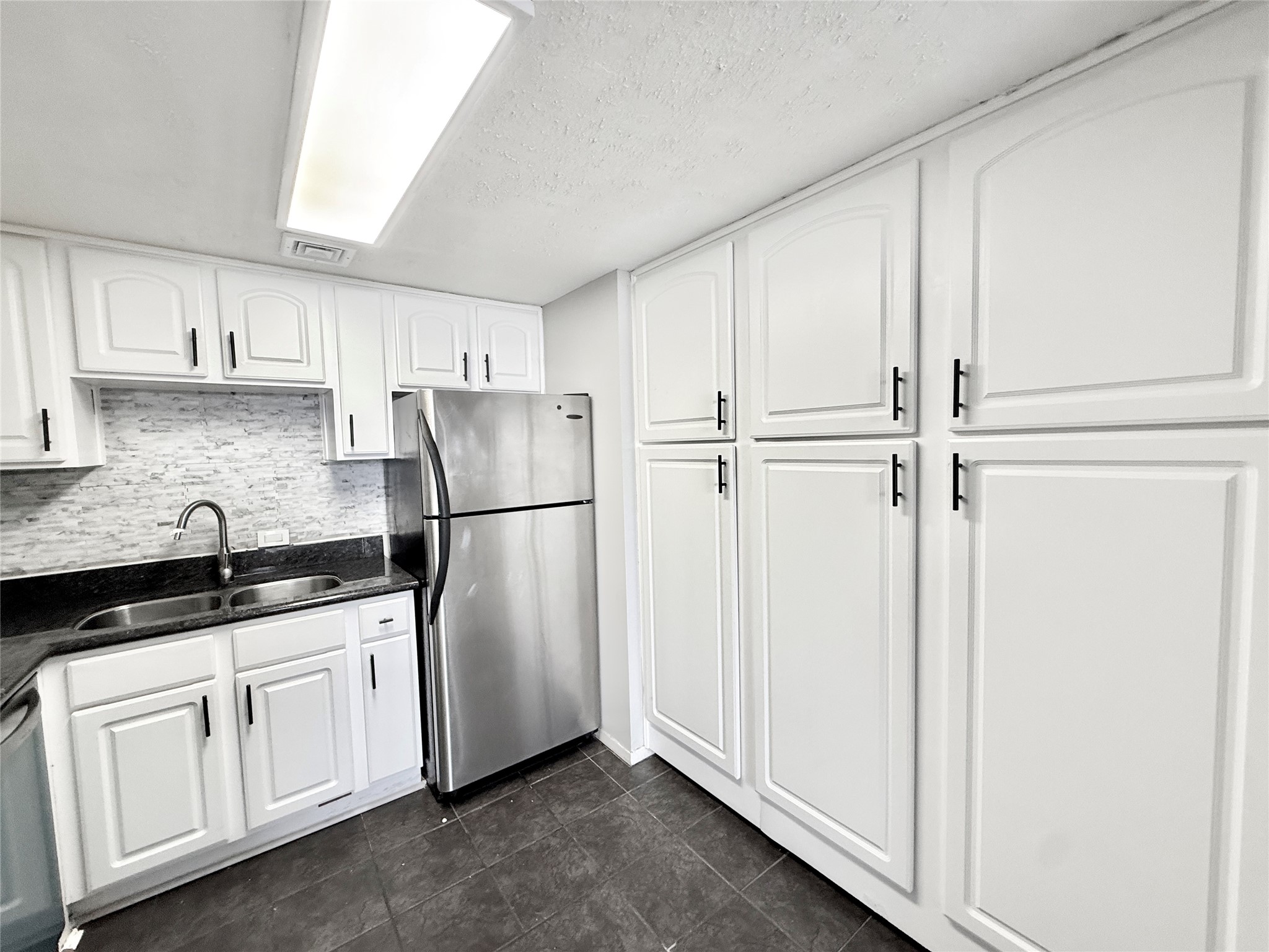 2016 Main Street 2204 Property Photo 3