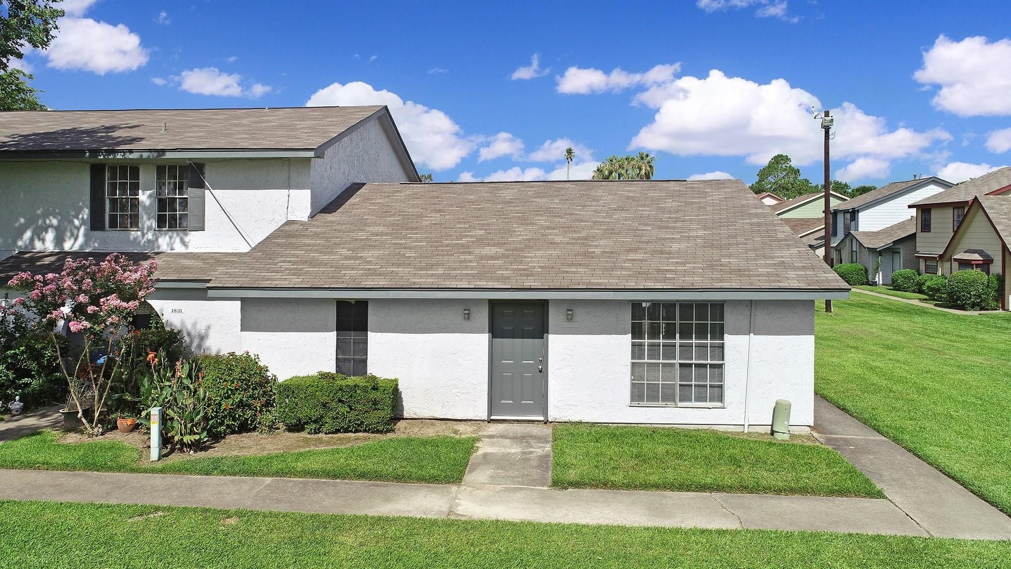 1833 Country Village Boulevard Property Photo 2