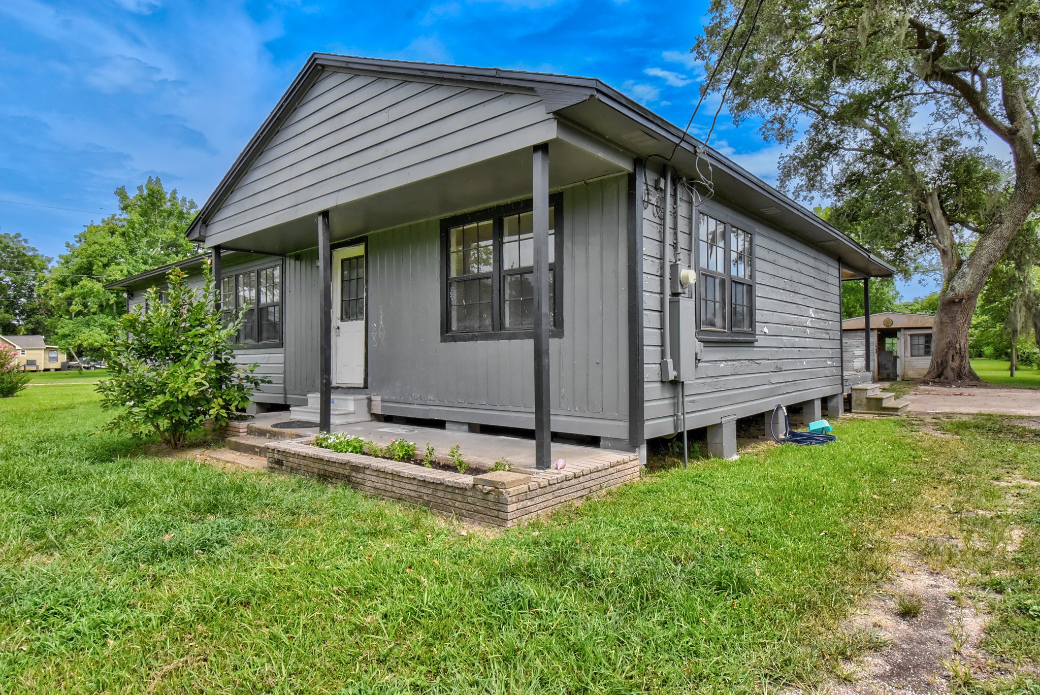 6615 Live Oak Drive Property Photo 2