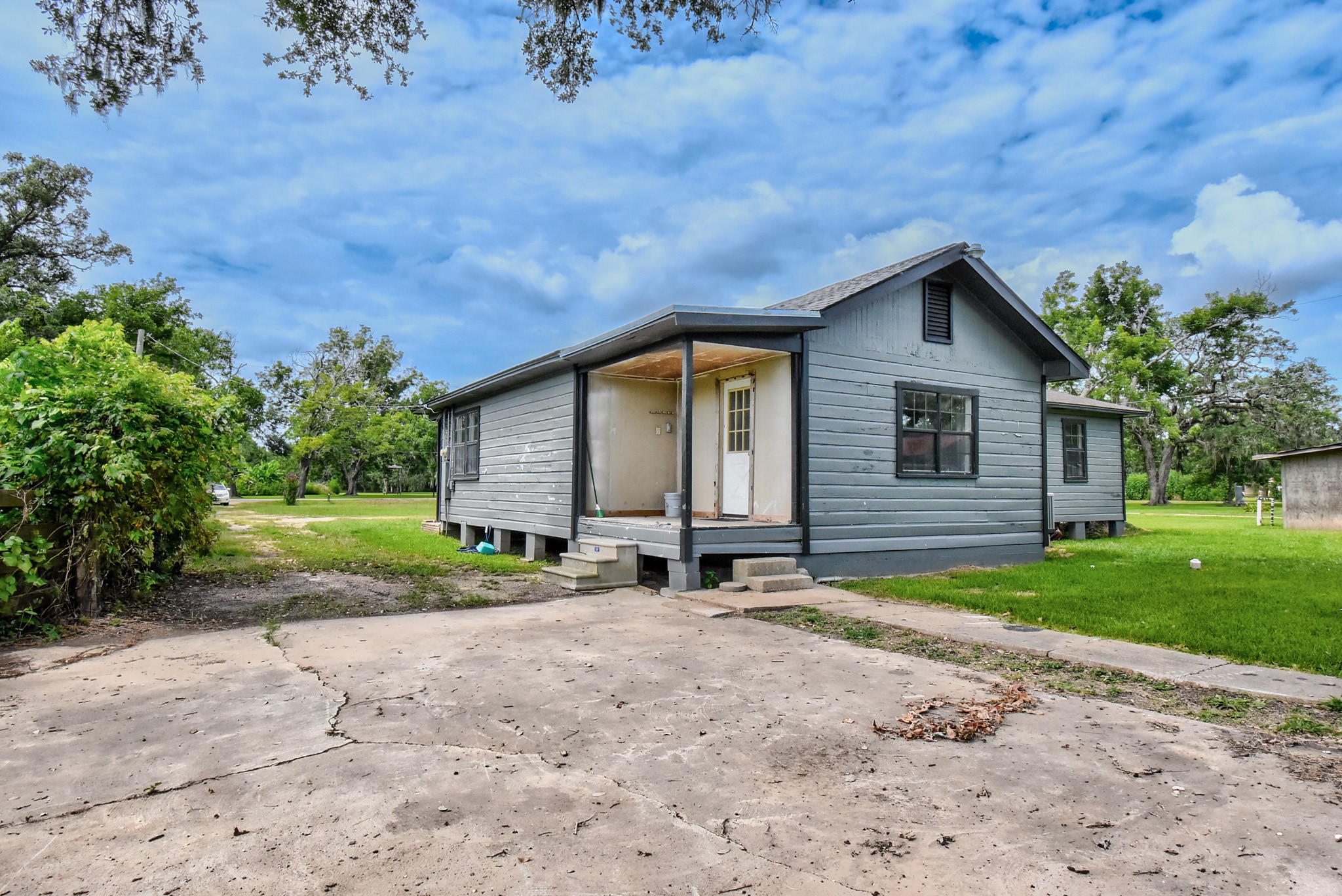 6615 Live Oak Drive Property Photo 3