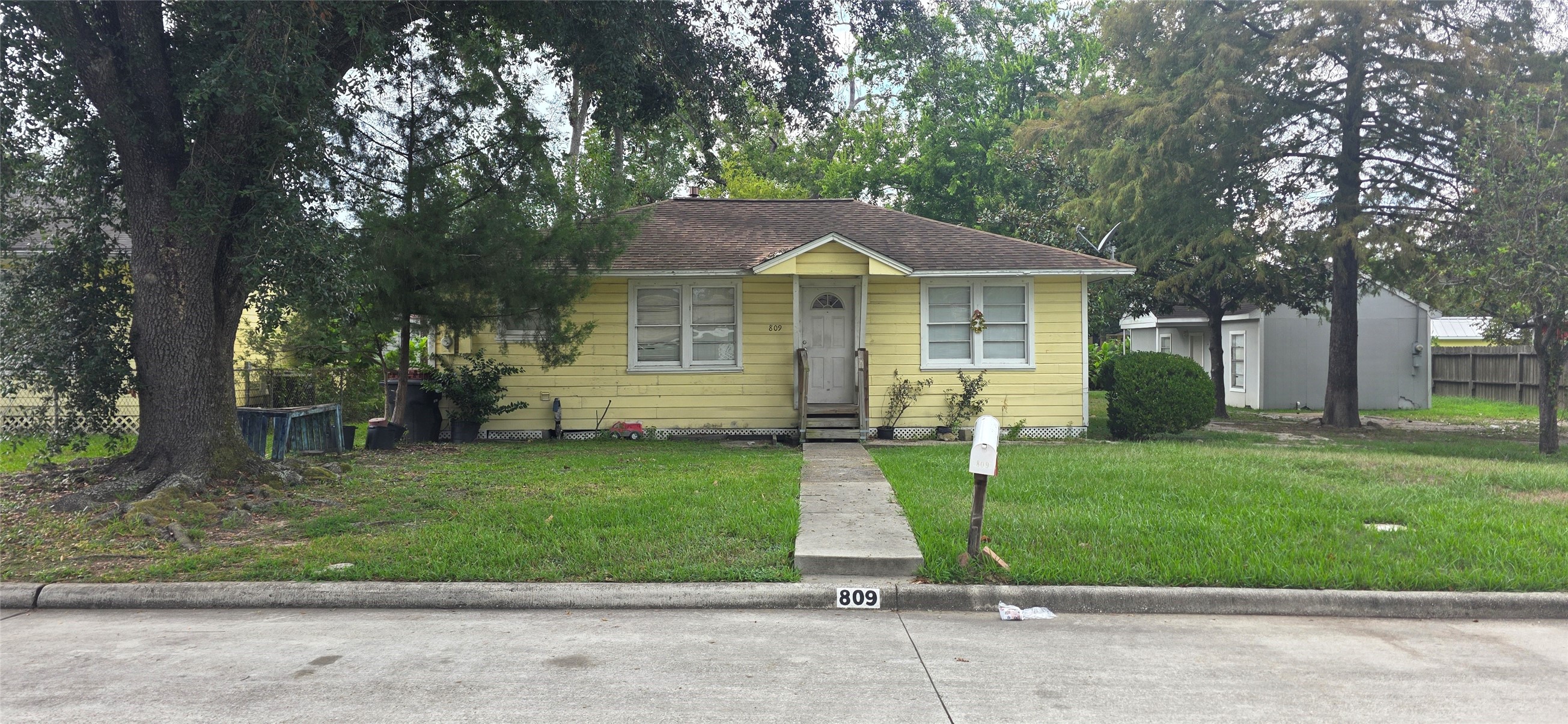 809 N Avenue D Property Photo 1