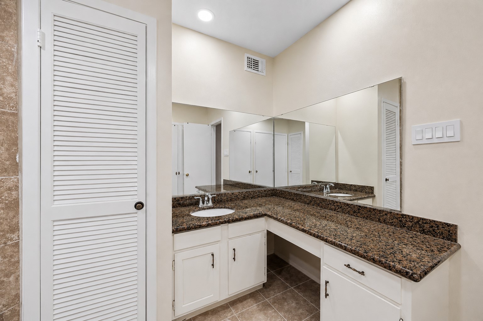 2238 S Piney Point Road 109 Property Photo 13