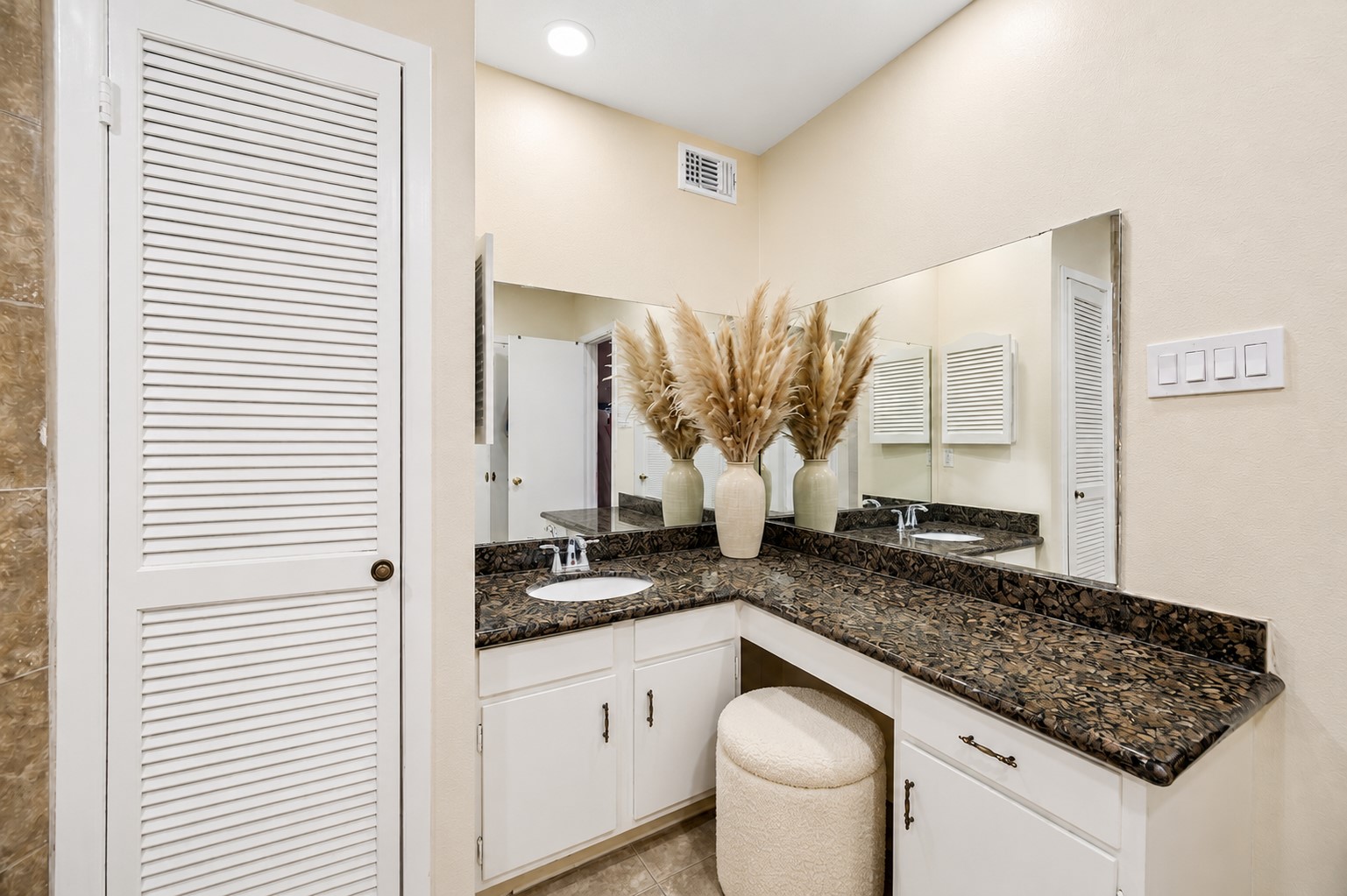 2238 S Piney Point Road 109 Property Photo 14