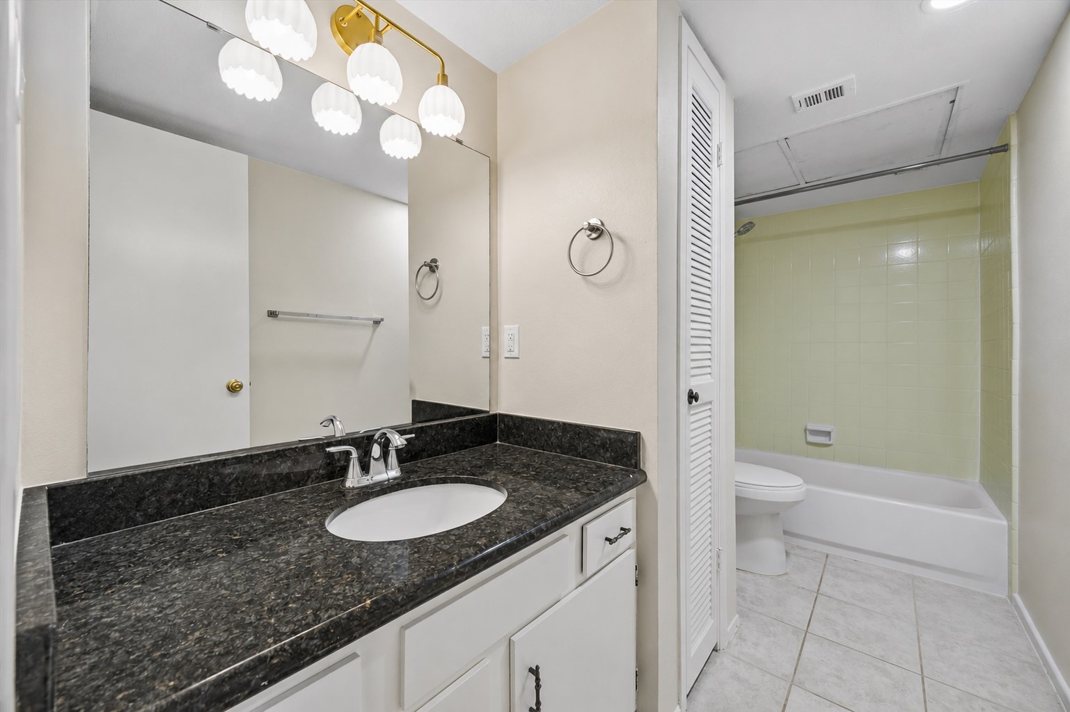 2238 S Piney Point Road 109 Property Photo 17