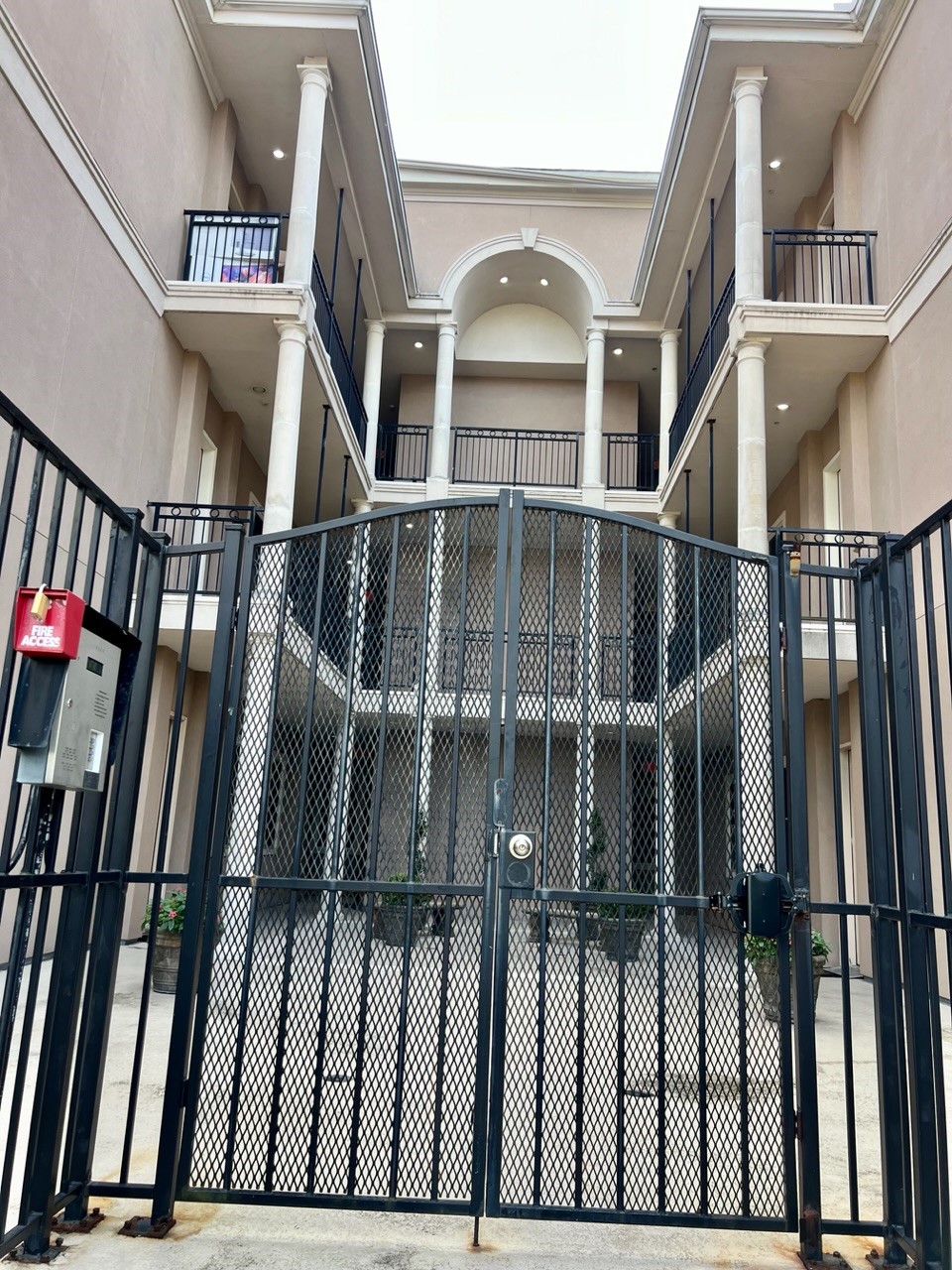 58 Briar Hollow Lane 204 Property Photo 3