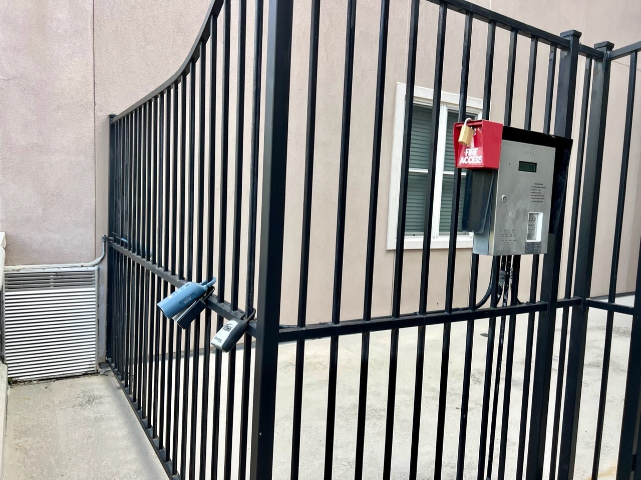 58 Briar Hollow Lane 204 Property Photo 4