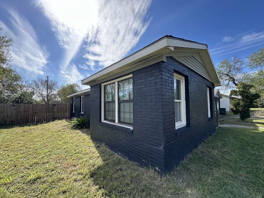 810 E Bowie Avenue Property Photo 1