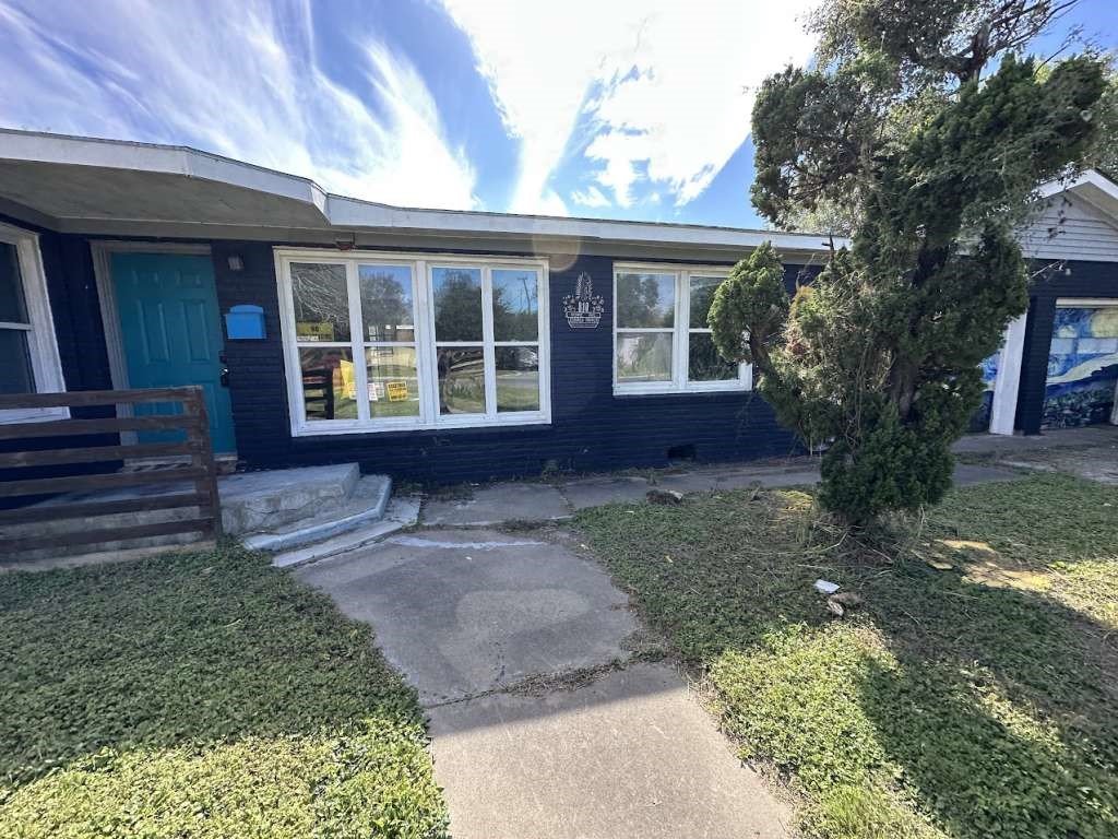 810 E Bowie Avenue Property Photo 1