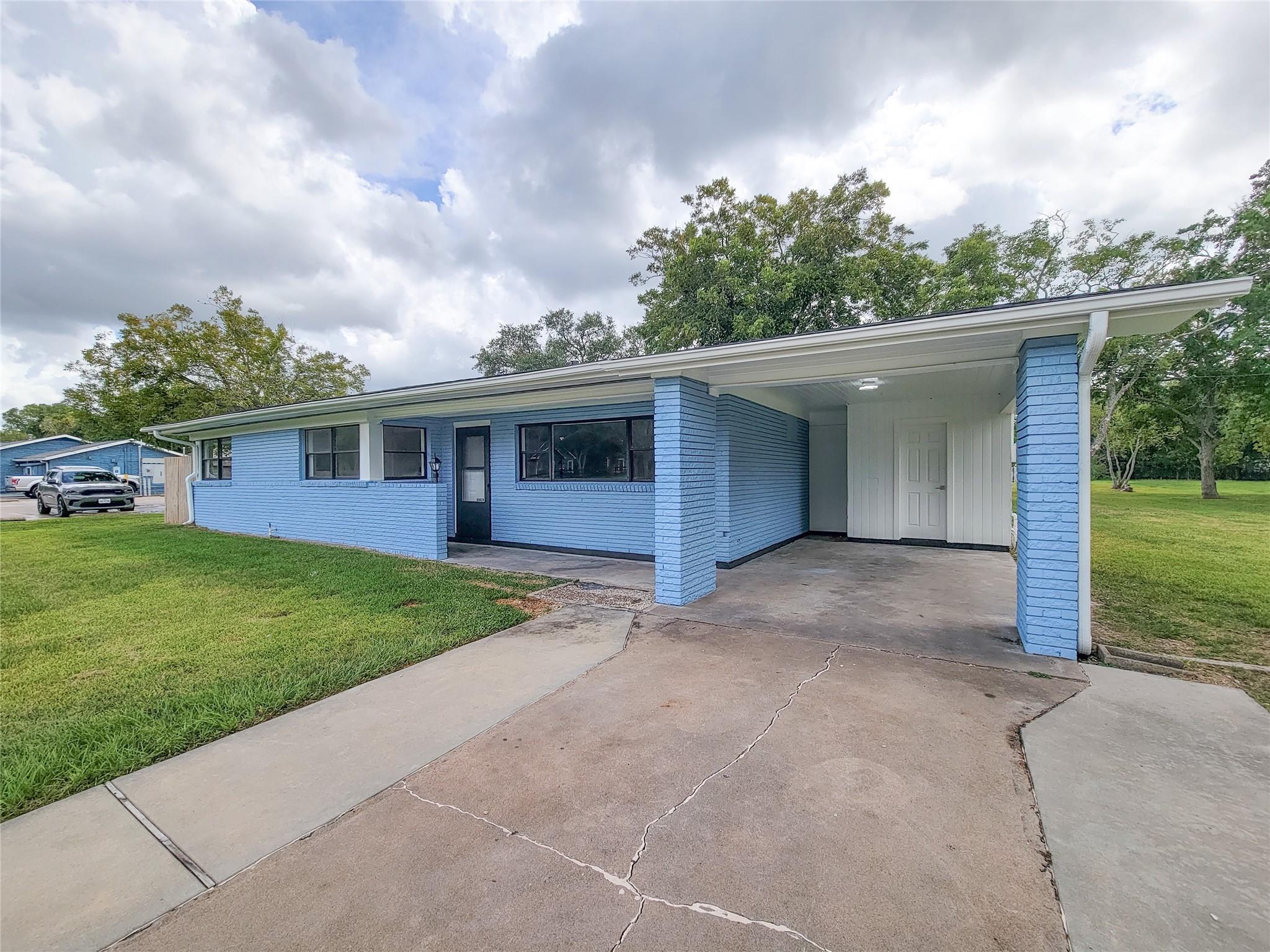 2605 W Dumble Street, Alvin Tx 77511 Property Photo 4