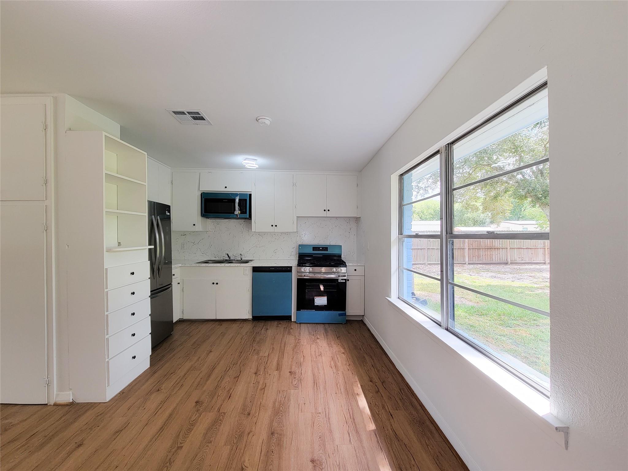 2605 W Dumble Street, Alvin Tx 77511 Property Photo 11