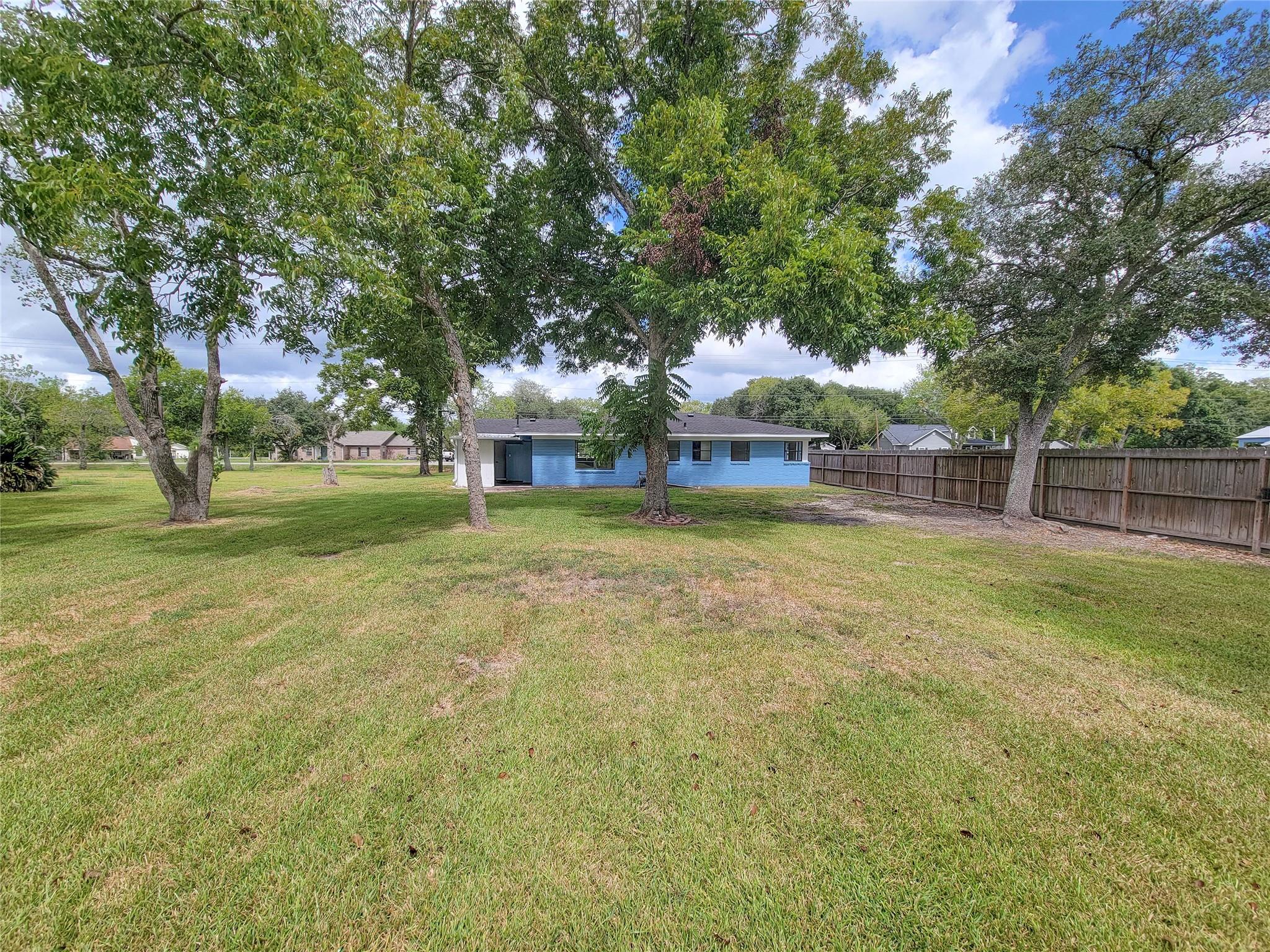 2605 W Dumble Street, Alvin Tx 77511 Property Photo 32