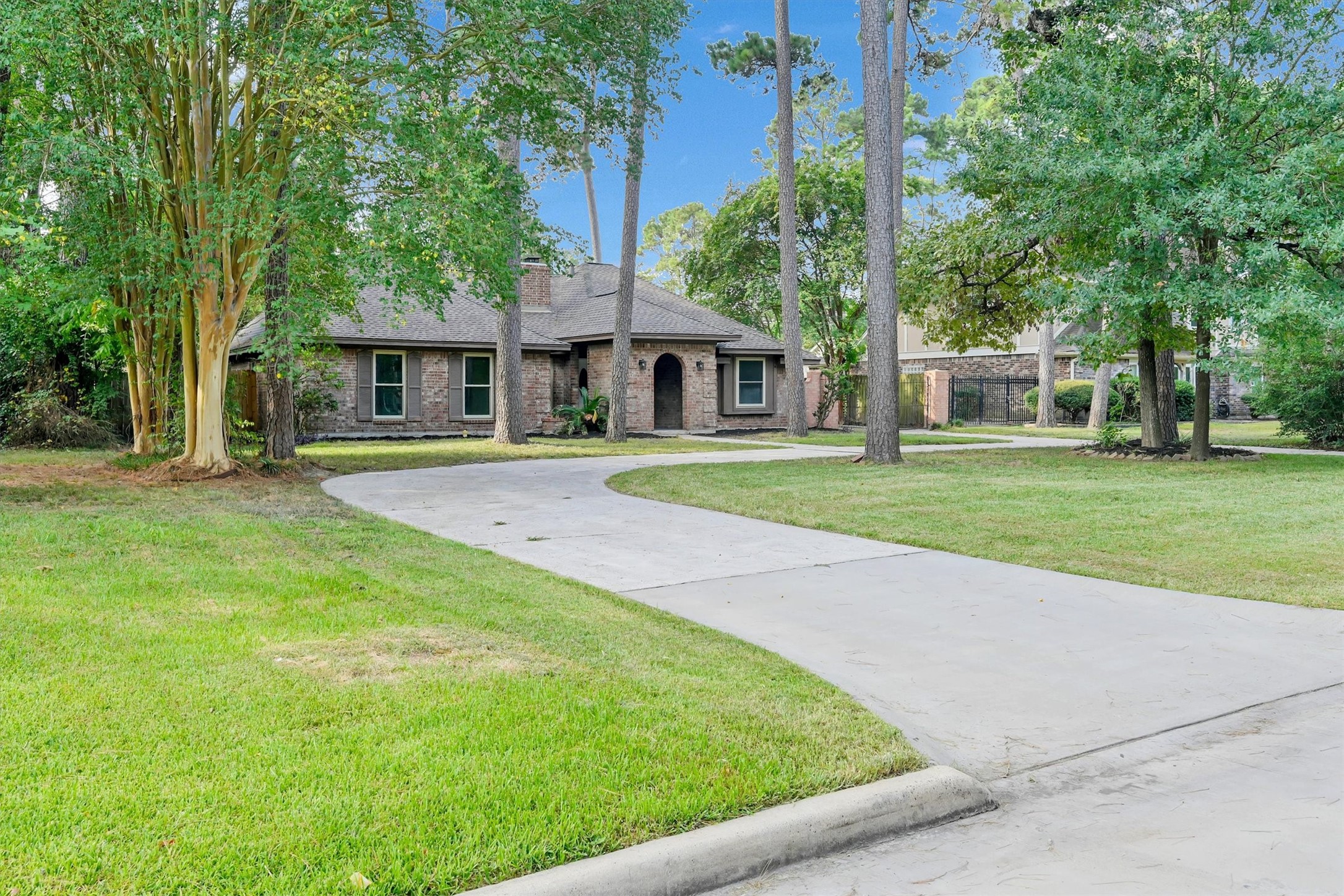 6415 Moccasin Bend Drive Property Photo 3