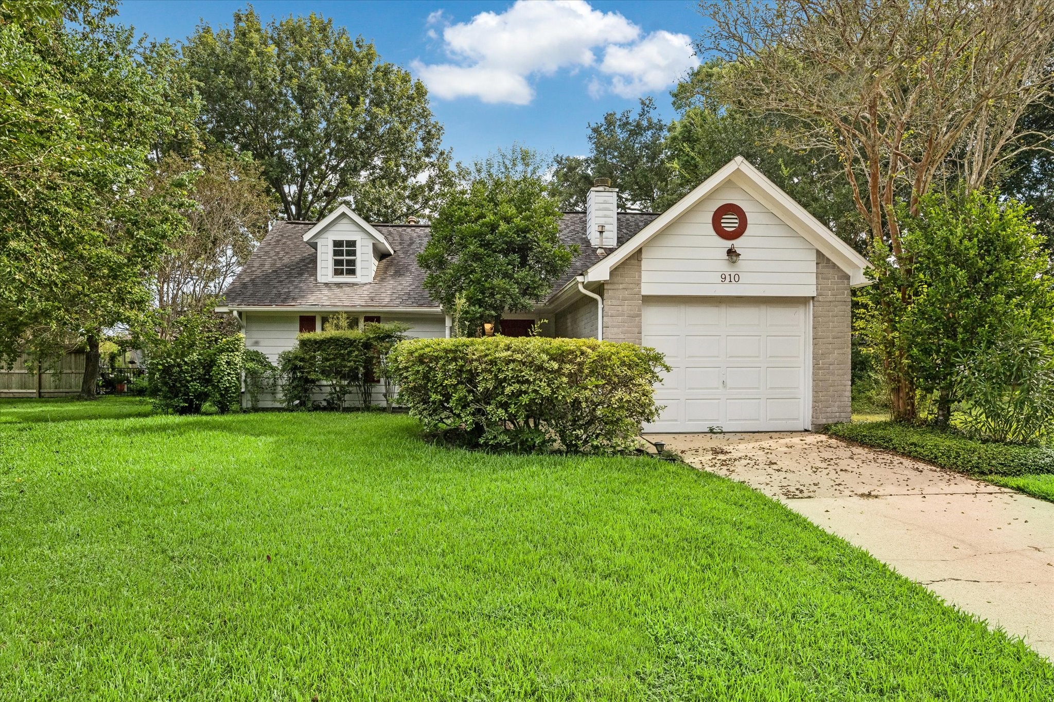 910 Country Place Blvd Property Photo 1