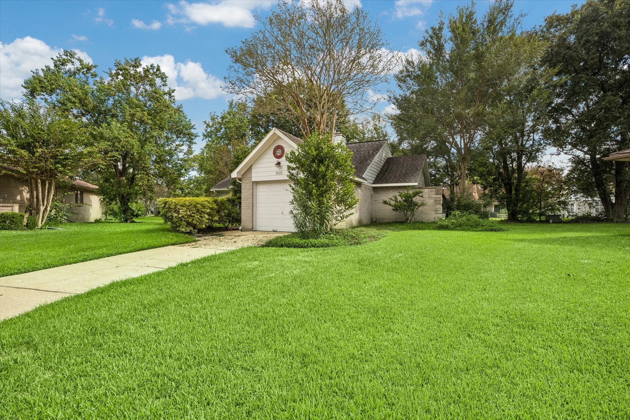 910 Country Place Blvd Property Photo 2