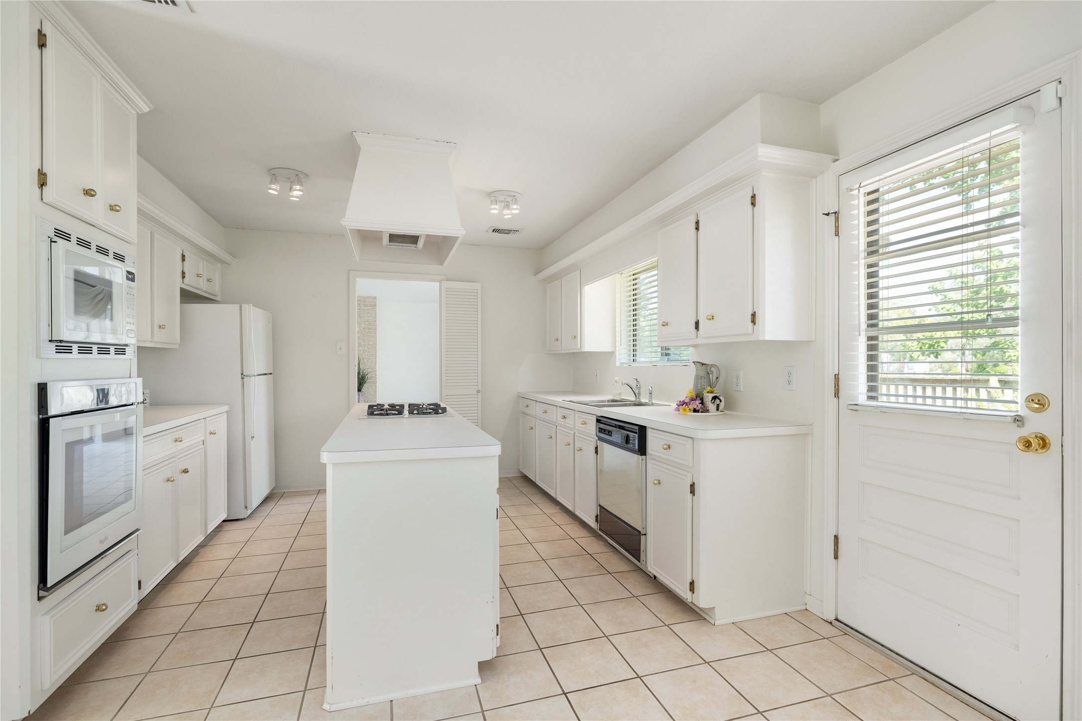 18202 Widcombe Drive Property Photo 9