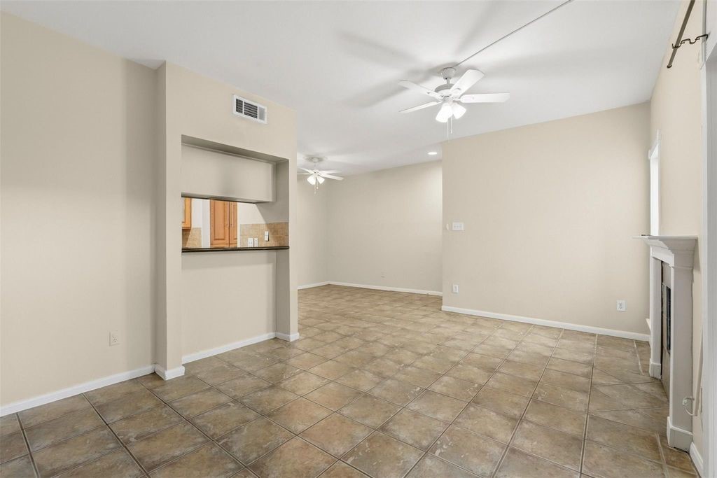 2025 Augusta Drive 605 Property Photo 4