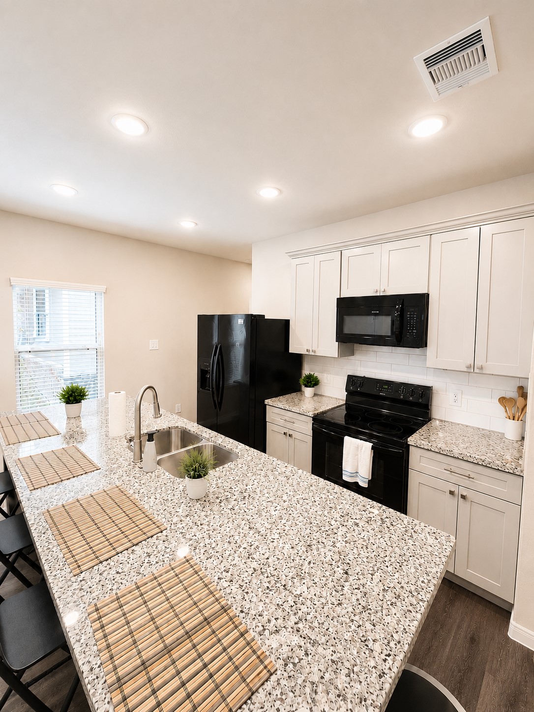 16894 Glenheath Property Photo 2