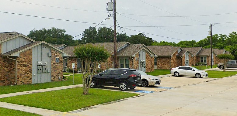 1749 E Henderson Rd Property Photo 4