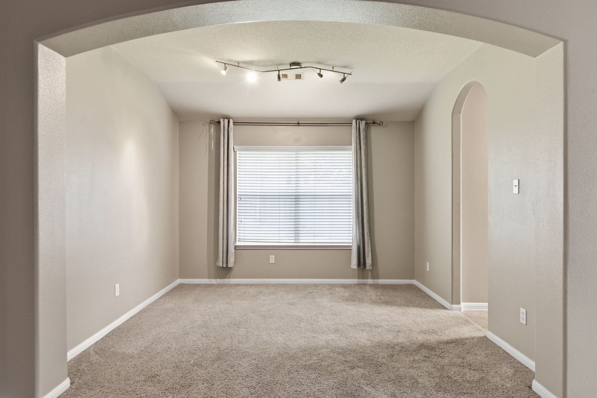 21011 Narrow Gate Drive Property Photo 10