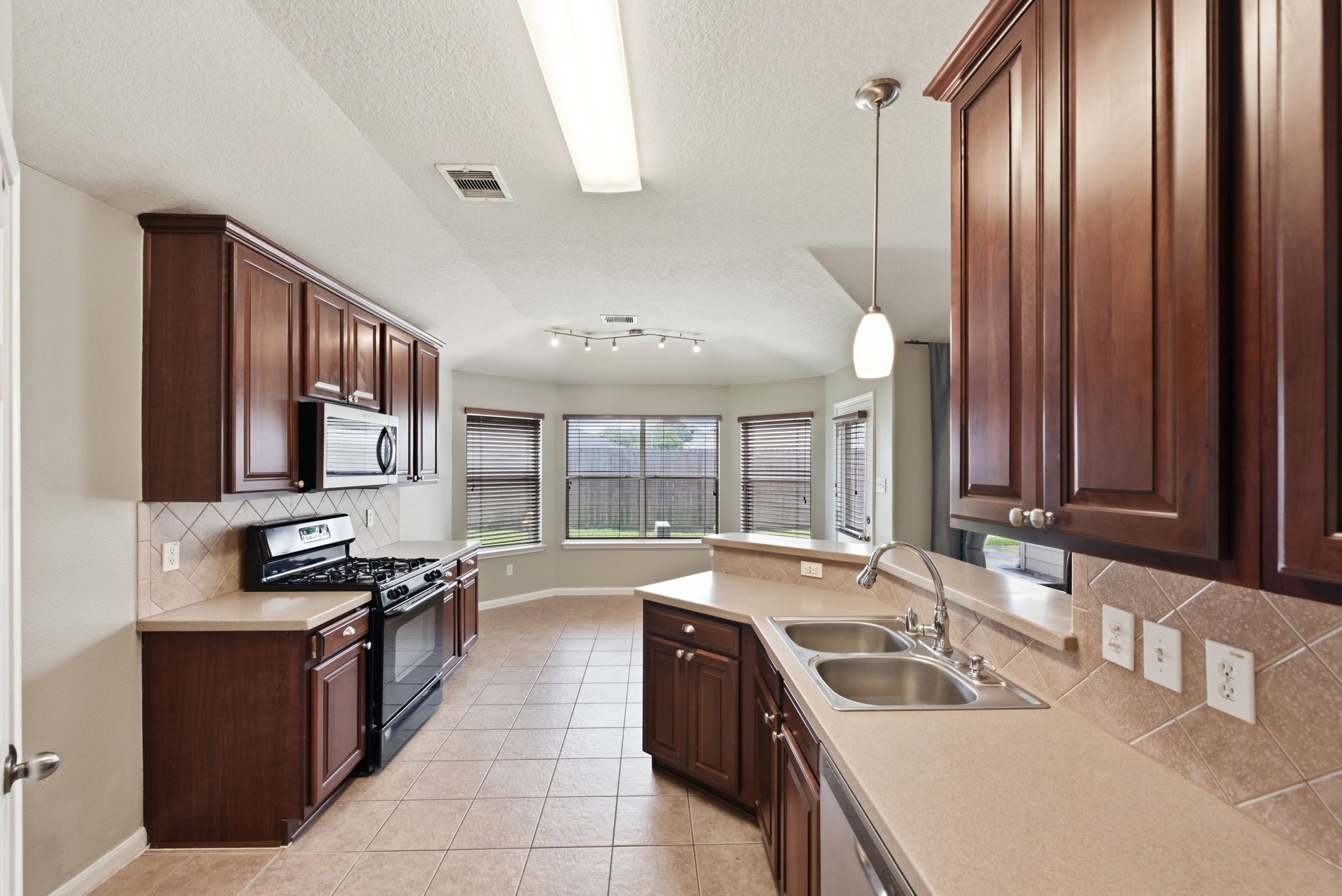 21011 Narrow Gate Drive Property Photo 11