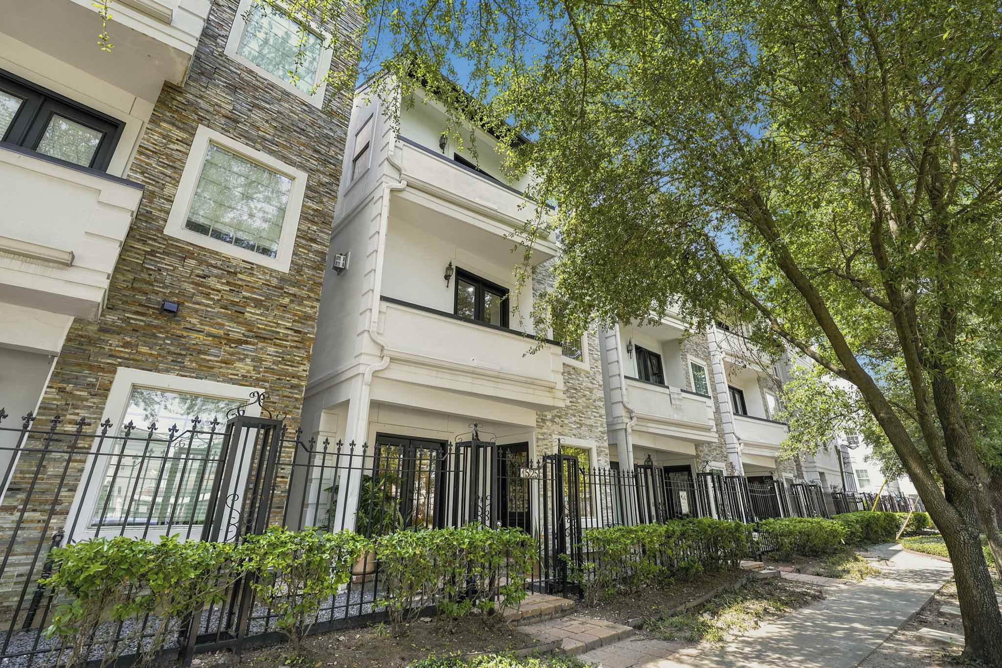 1525 Rosewood Street Property Photo 1