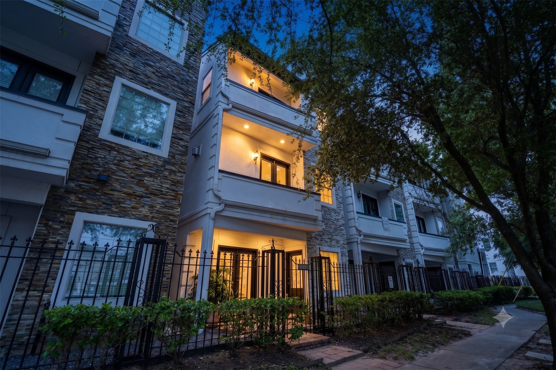 1525 Rosewood Street Property Photo 2