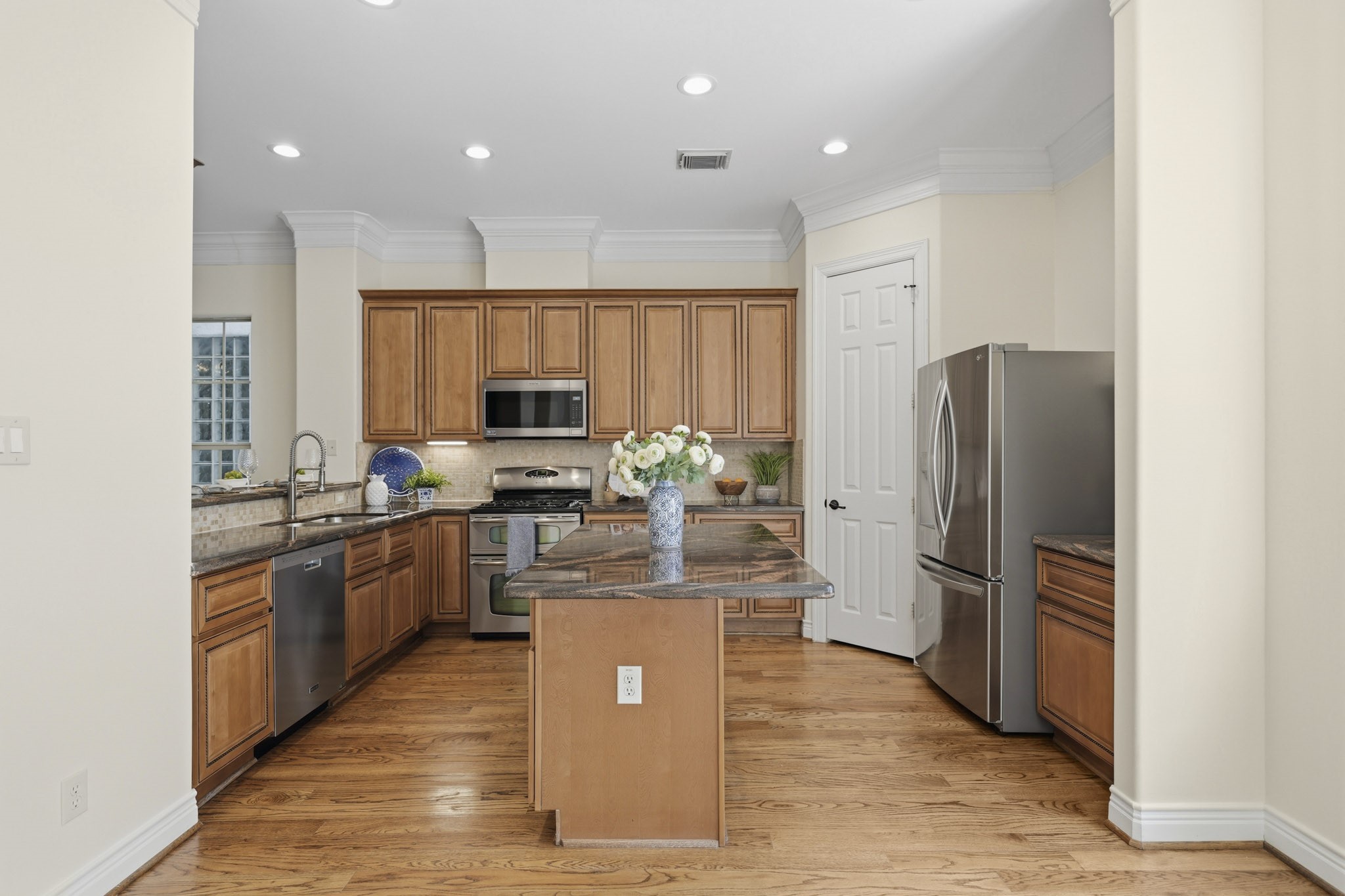 1525 Rosewood Street Property Photo 15