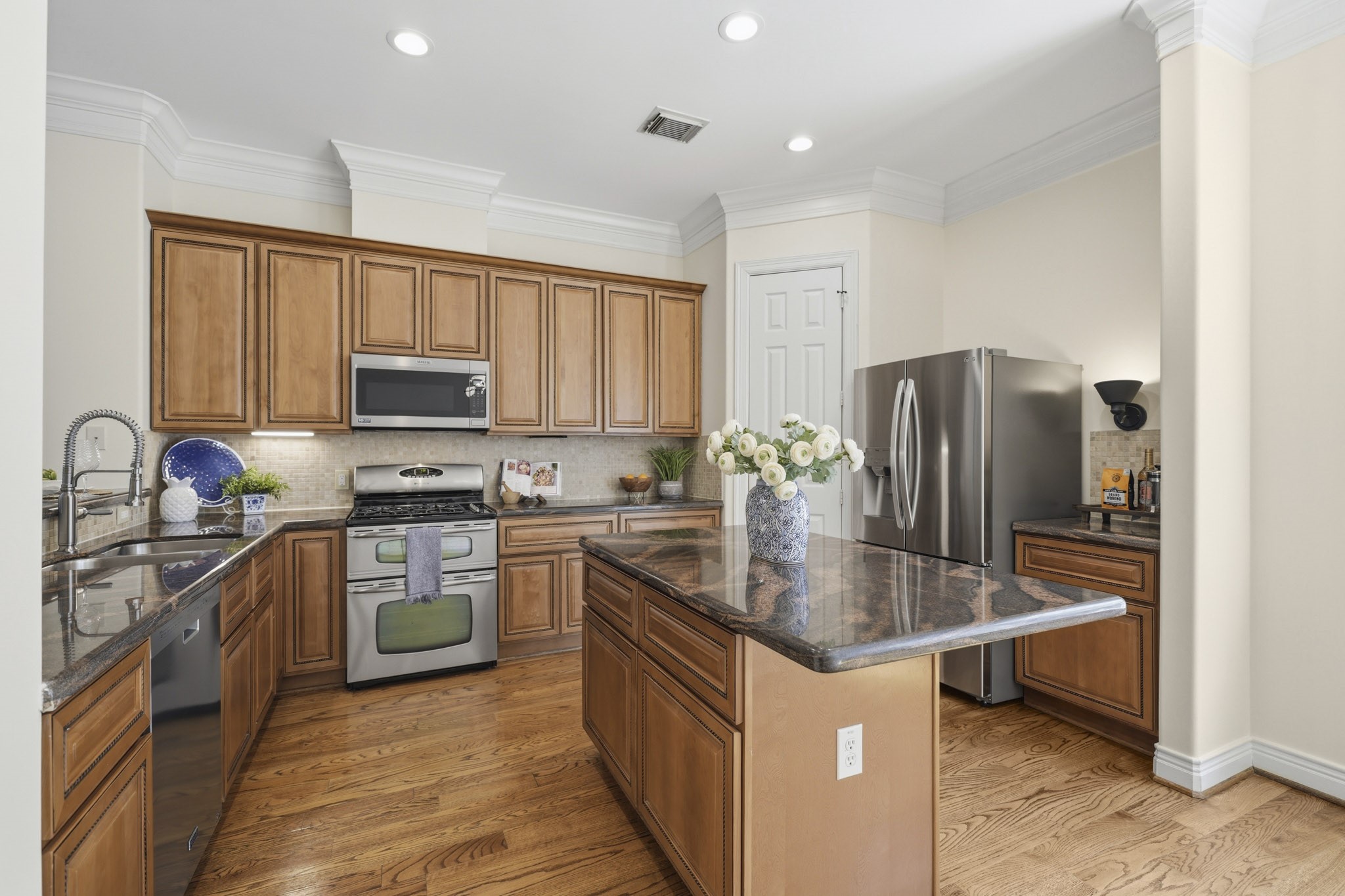 1525 Rosewood Street Property Photo 16