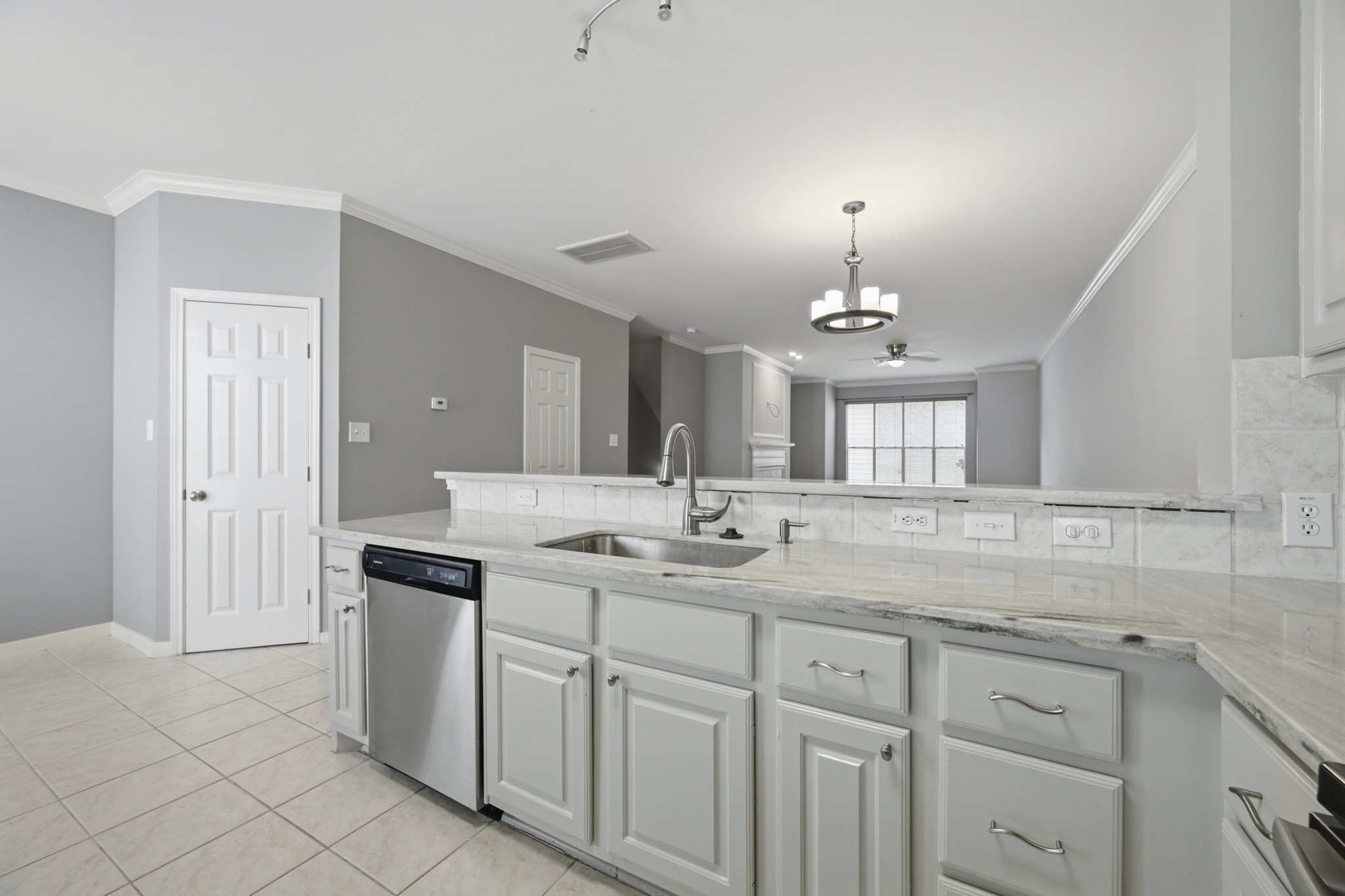 2913 Crawford Street Property Photo 13