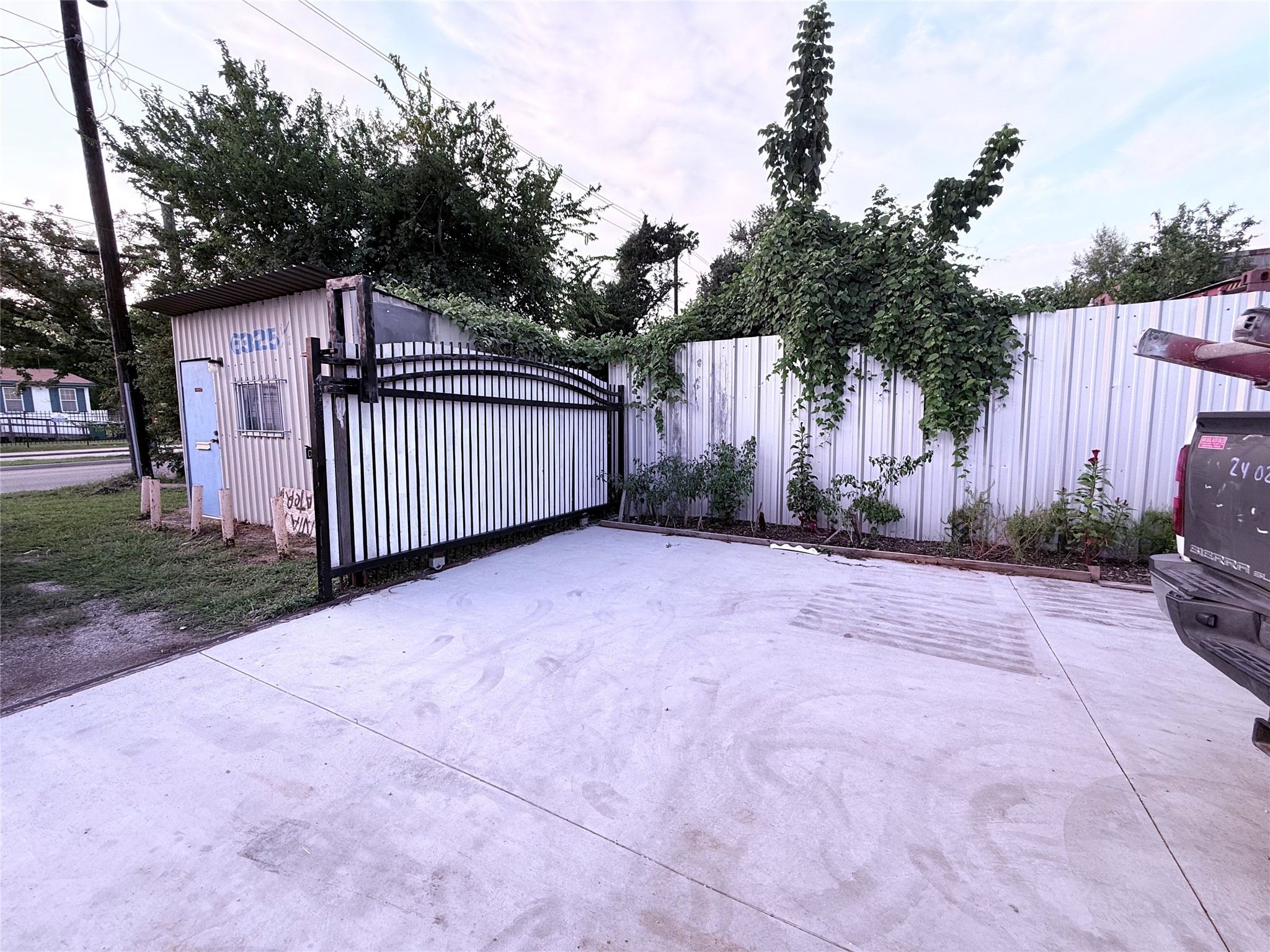 6325 Cullen Boulevard Property Photo 3