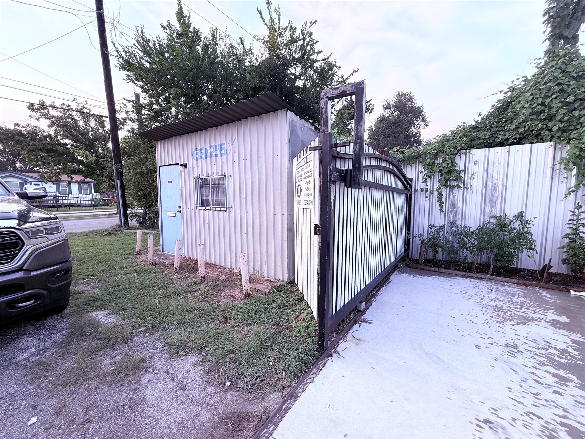 6325 Cullen Boulevard Property Photo 12