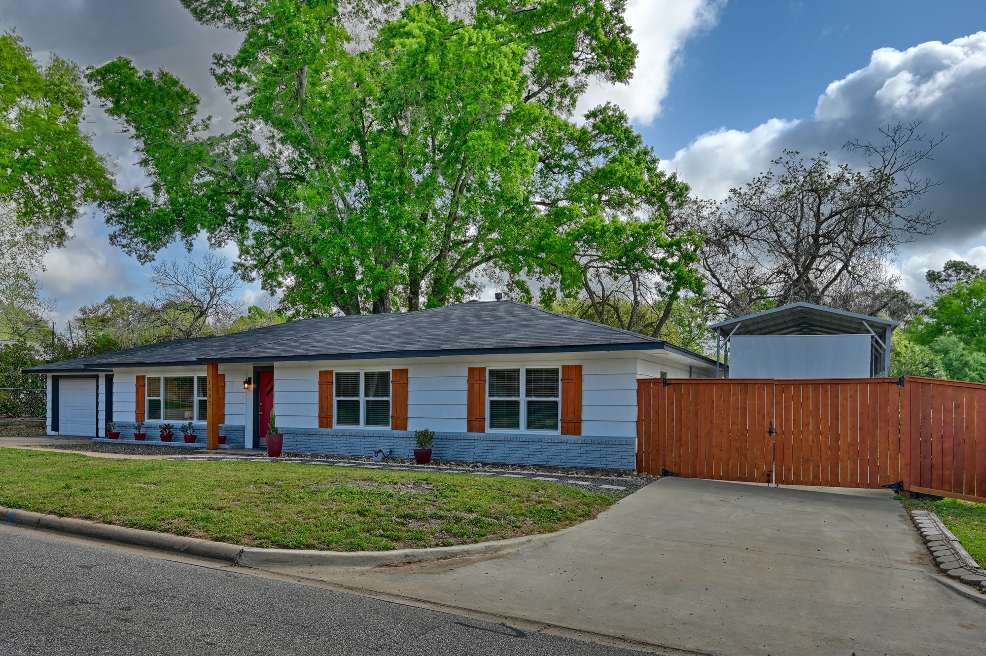 1607 S Chappell Hill Street Property Photo 5