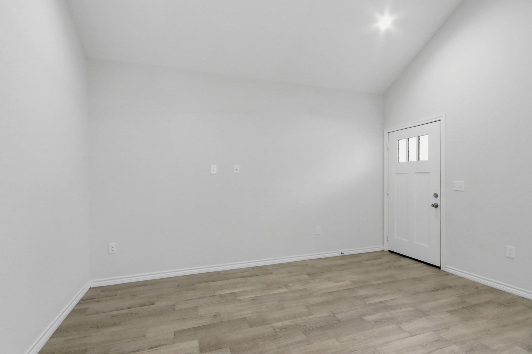16902 Balmoral Property Photo 4