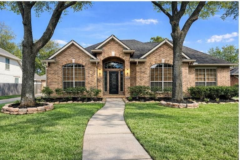 16807 Laguna Springs Drive Property Photo 3