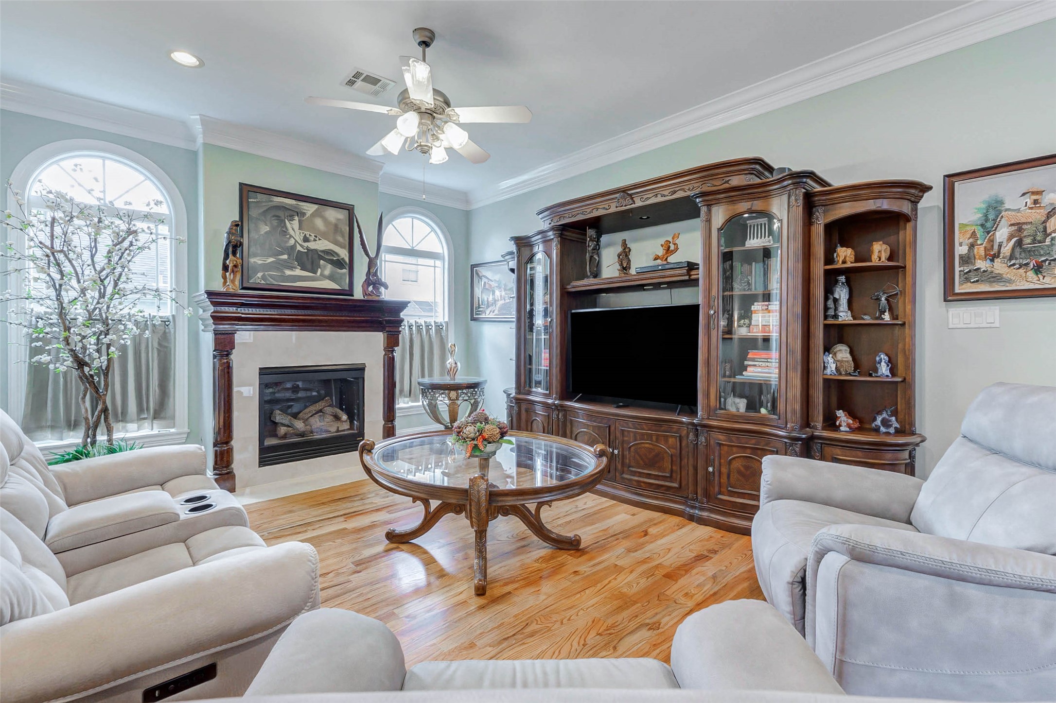 319 W 10 Street Property Photo 2