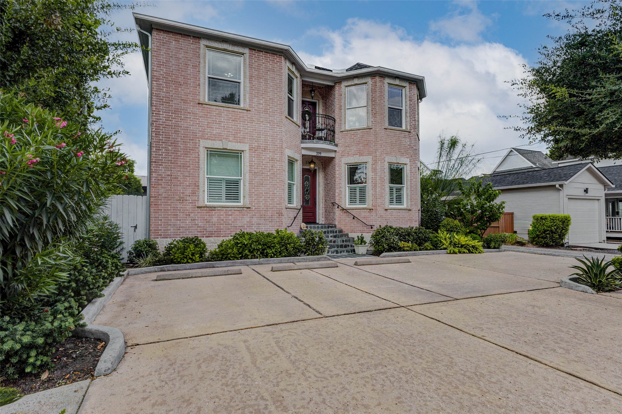 319 W 10 Street Property Photo 3