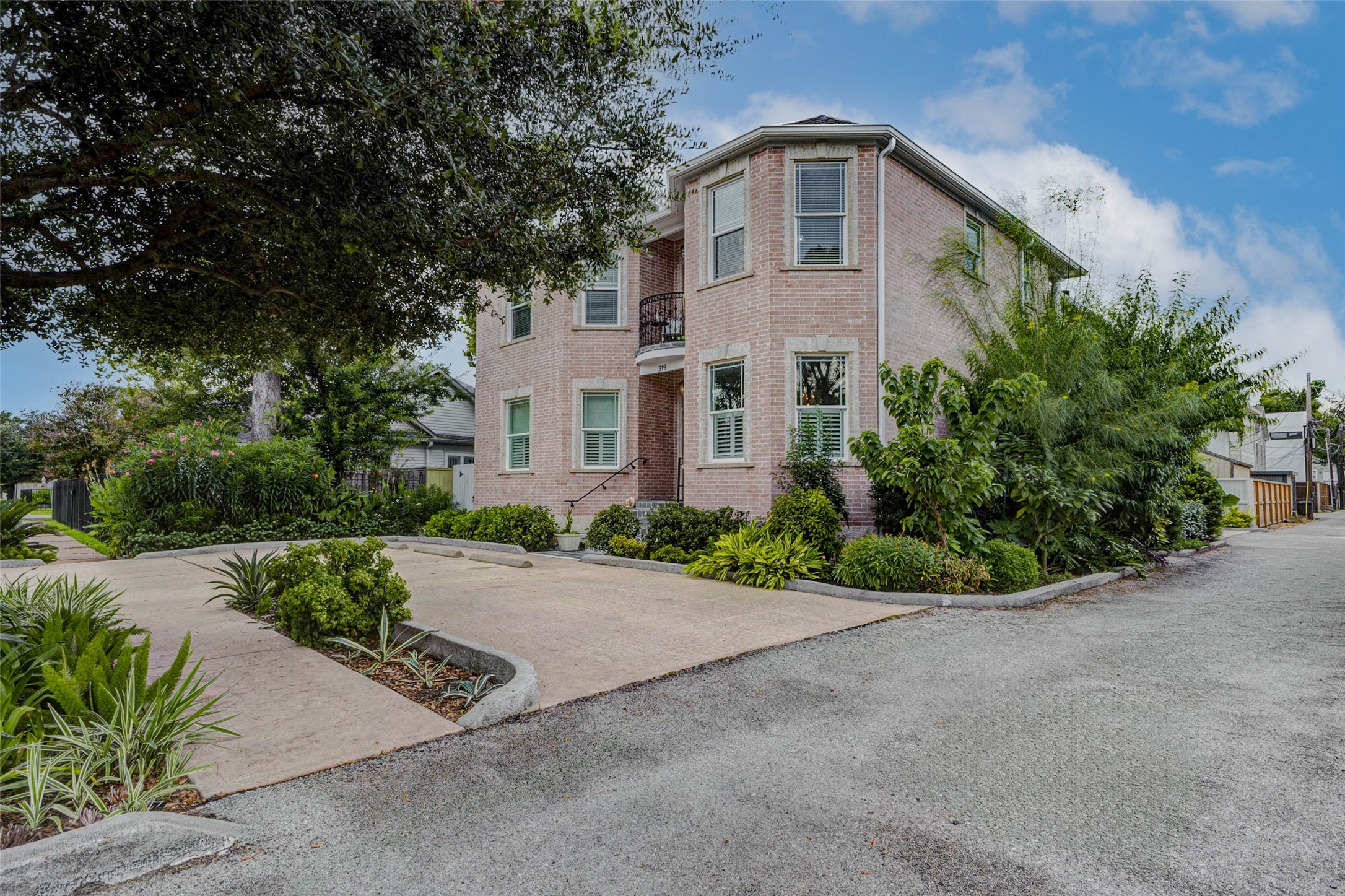 319 W 10 Street Property Photo 5