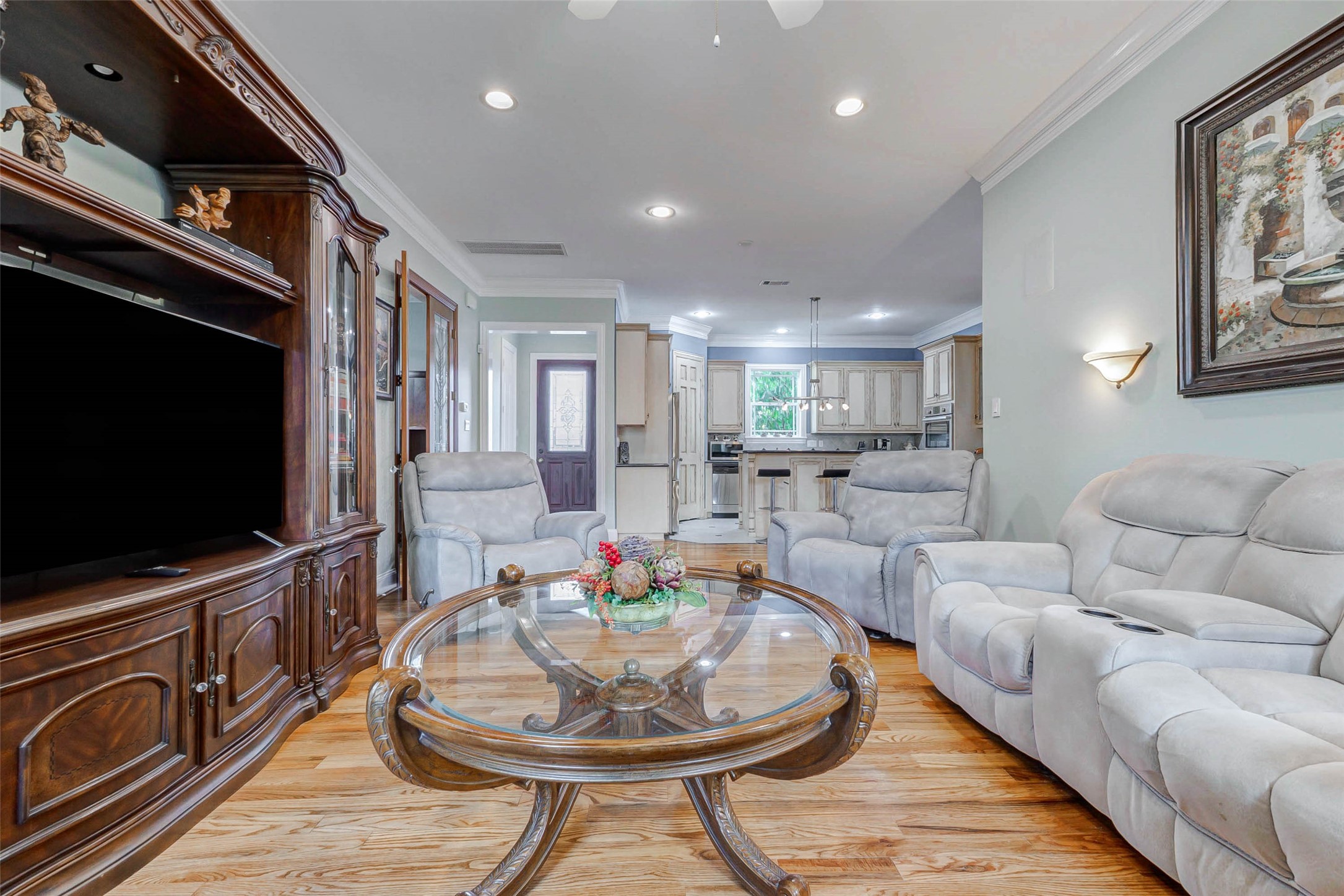 319 W 10 Street Property Photo 6