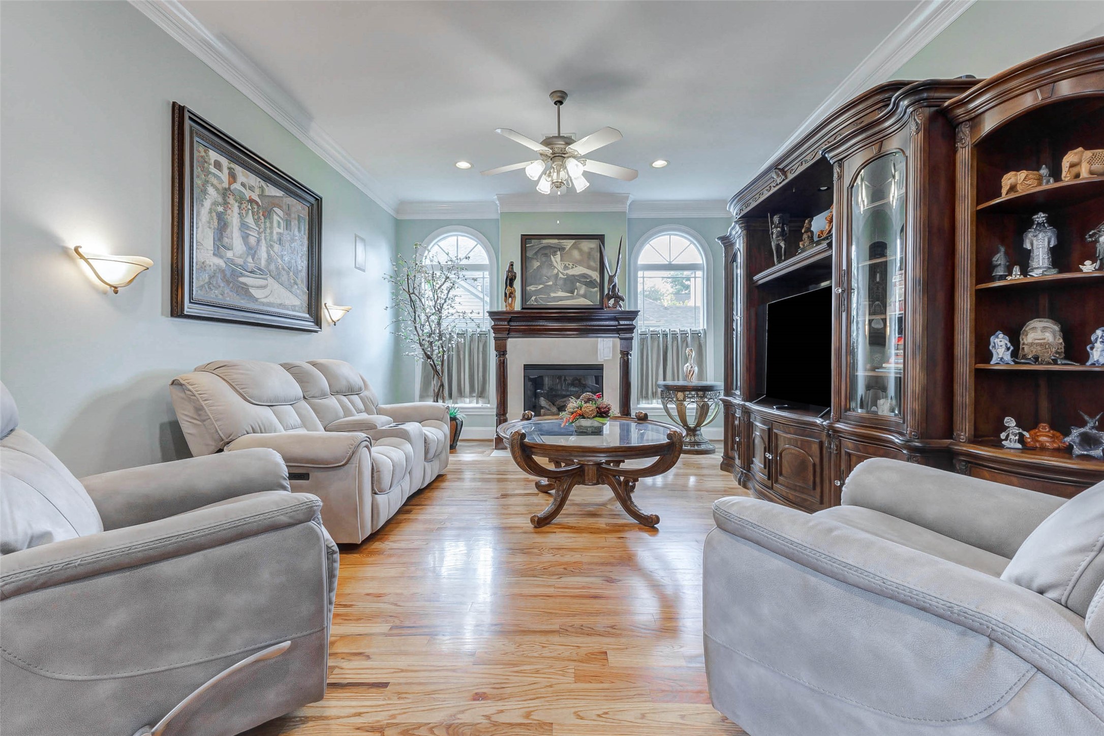 319 W 10 Street Property Photo 7