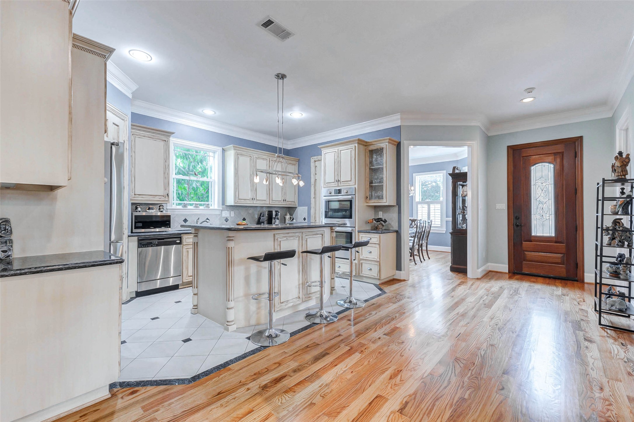 319 W 10 Street Property Photo 8