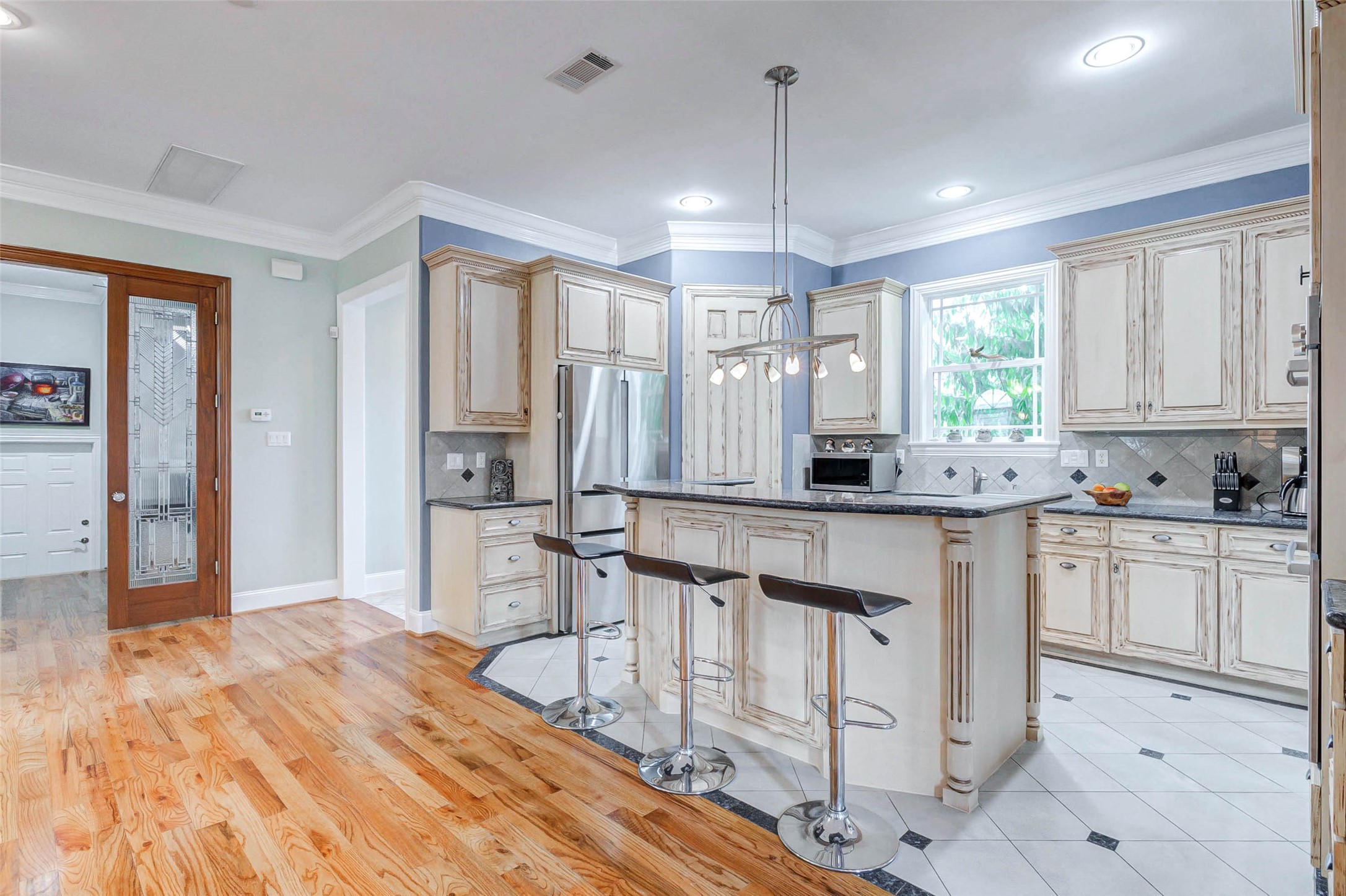 319 W 10 Street Property Photo 11